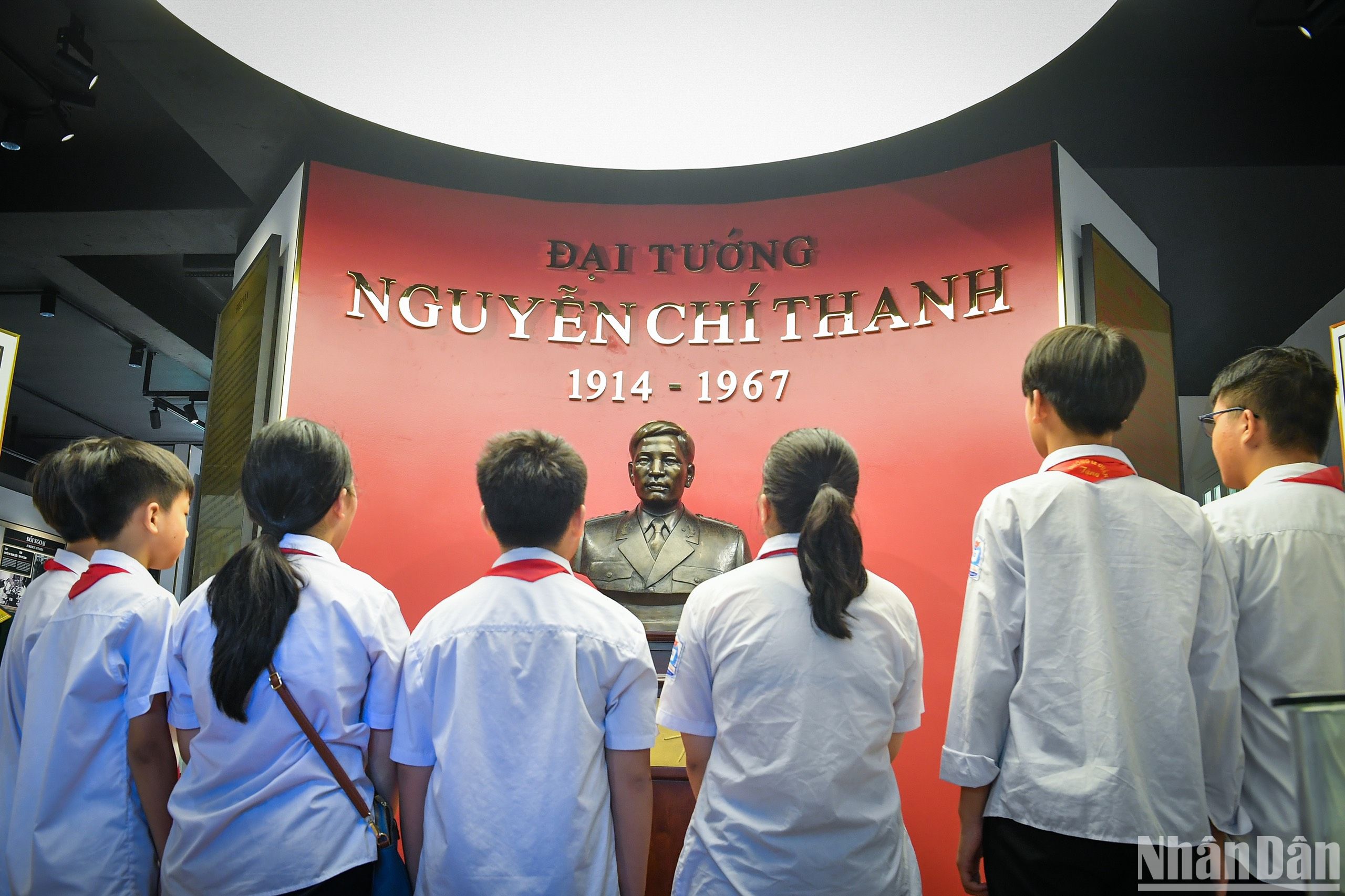 Các em học sinh trường Trung học cơ sở Thụy Phương (Bắc Từ Liêm, Hà Nội) tham quan bảo tàng trong ngày mở cửa đầu tiên. (Ảnh: THÀNH ĐẠT)