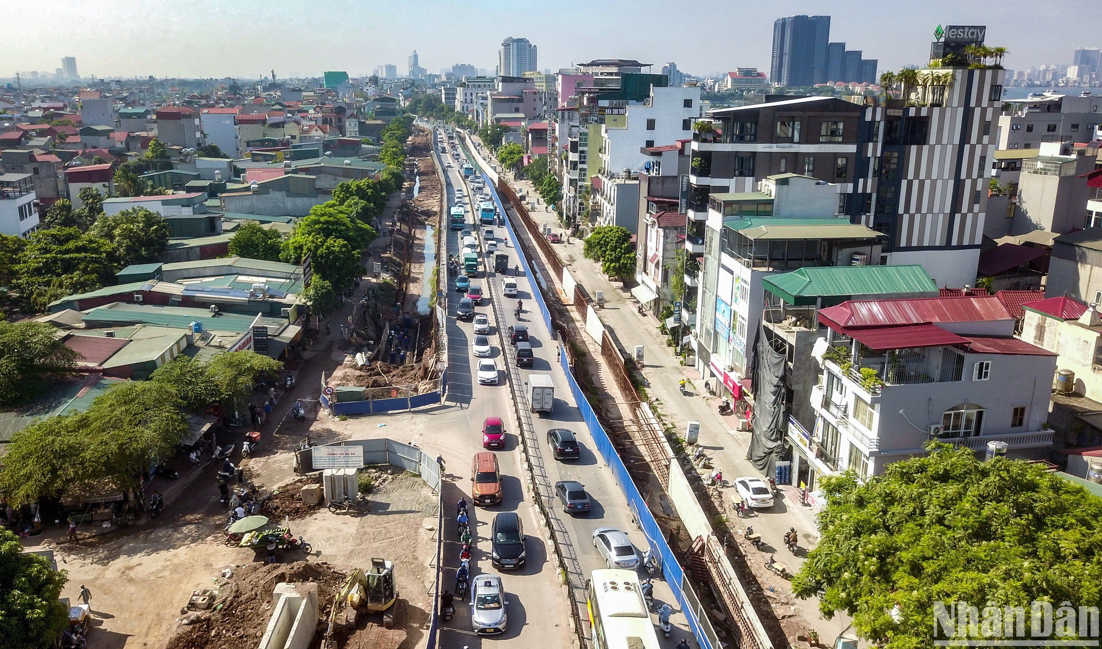 [Ảnh] Sống chung với tắc đường vì dự án mở rộng đê Âu Cơ chậm tiến độ