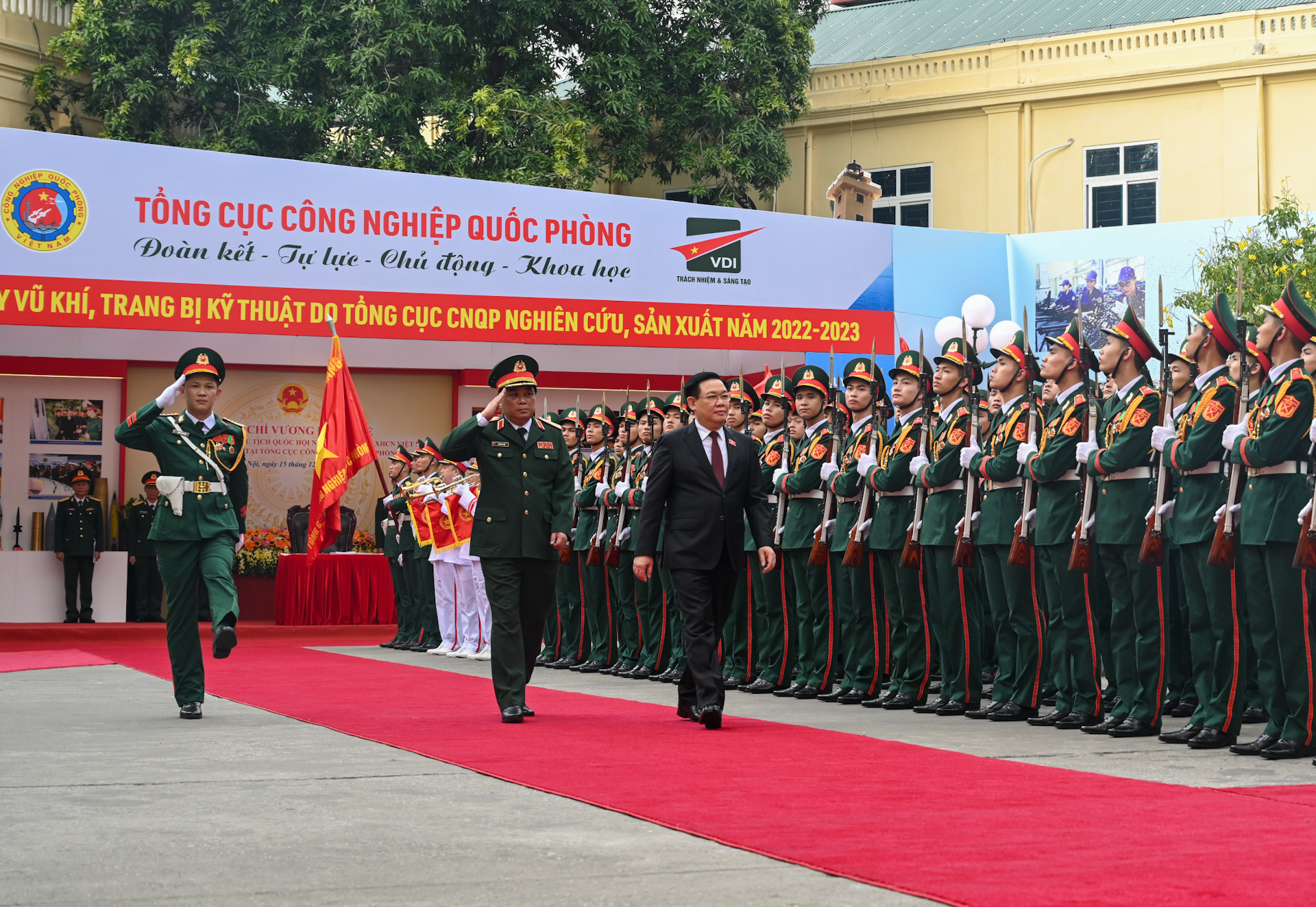 Chủ tịch Quốc hội Vương Đình Huệ duyệt đội danh dự tại lễ đón.
