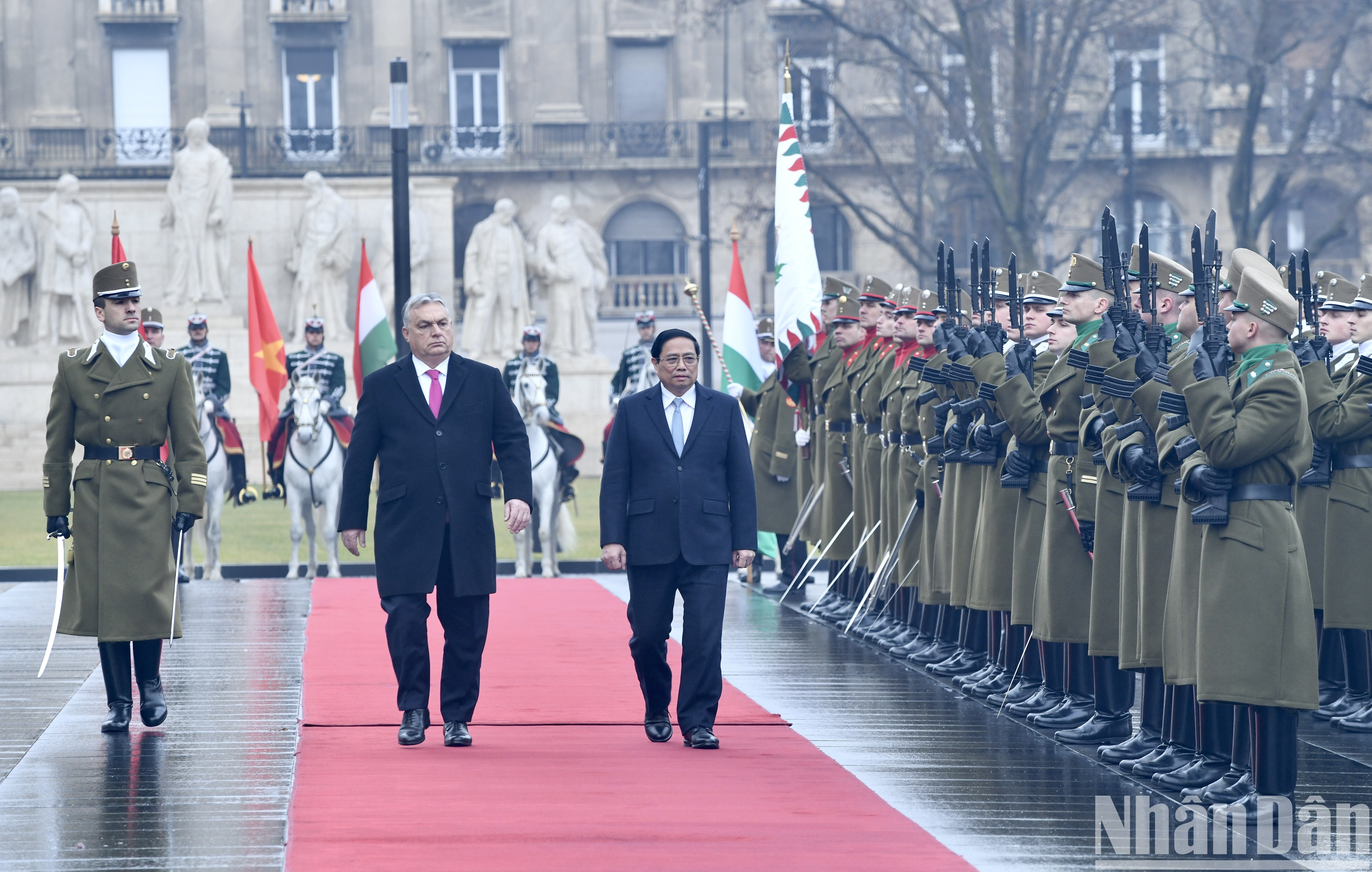 Thủ tướng Phạm Minh Chính và Thủ tướng Hungary Viktor Orbán duyệt Đội danh dự Quân đội.