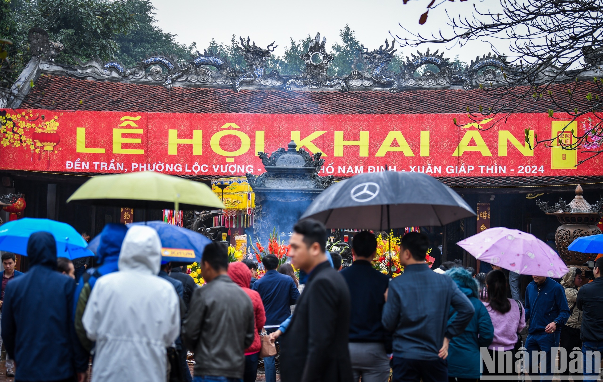 [Ảnh] Du khách đội mưa tới đền Trần Nam Định trước giờ khai ấn