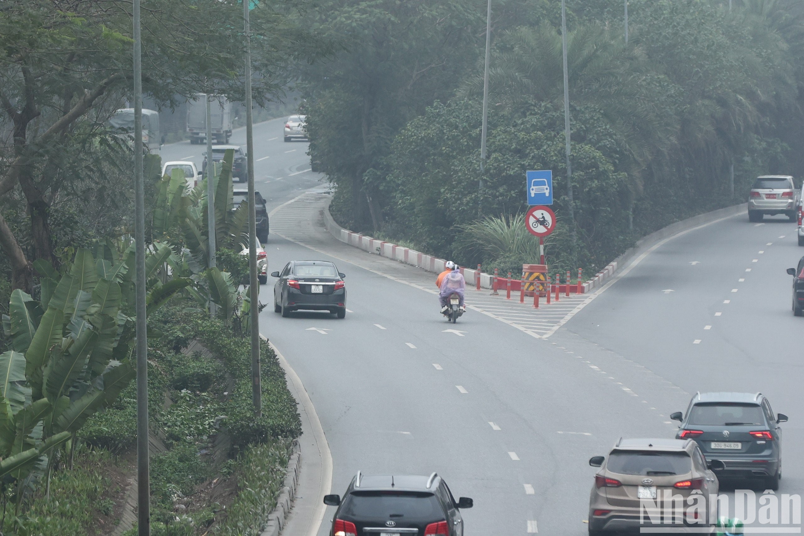 [Ảnh] Hàng loạt xe máy ngang nhiên đi vào Đại lộ Thăng Long