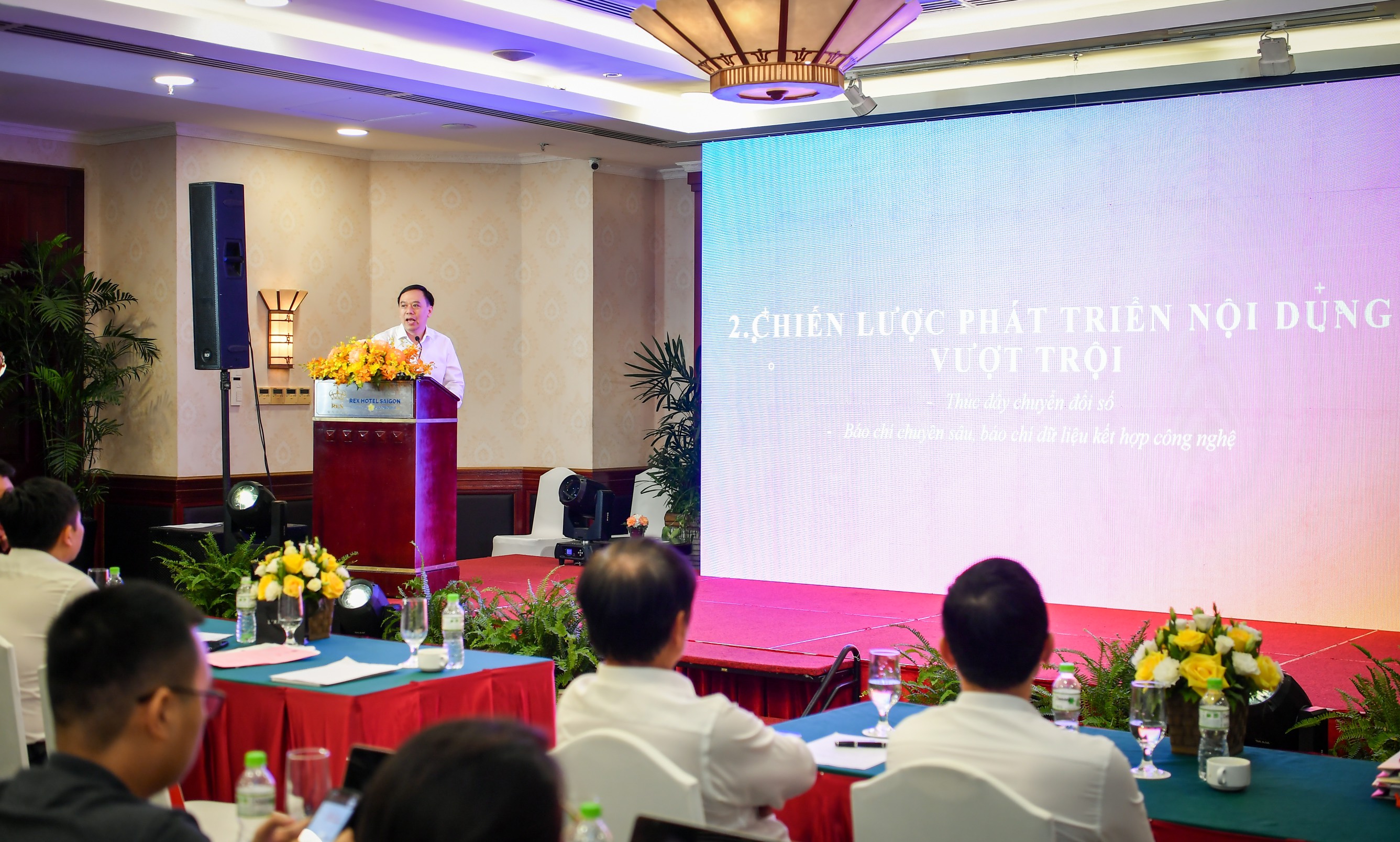 Nhà báo Ngô Việt Anh trình bày về chiến lược nội dung vượt trội của Báo Nhân Dân và vai trò của báo chí dữ liệu. 