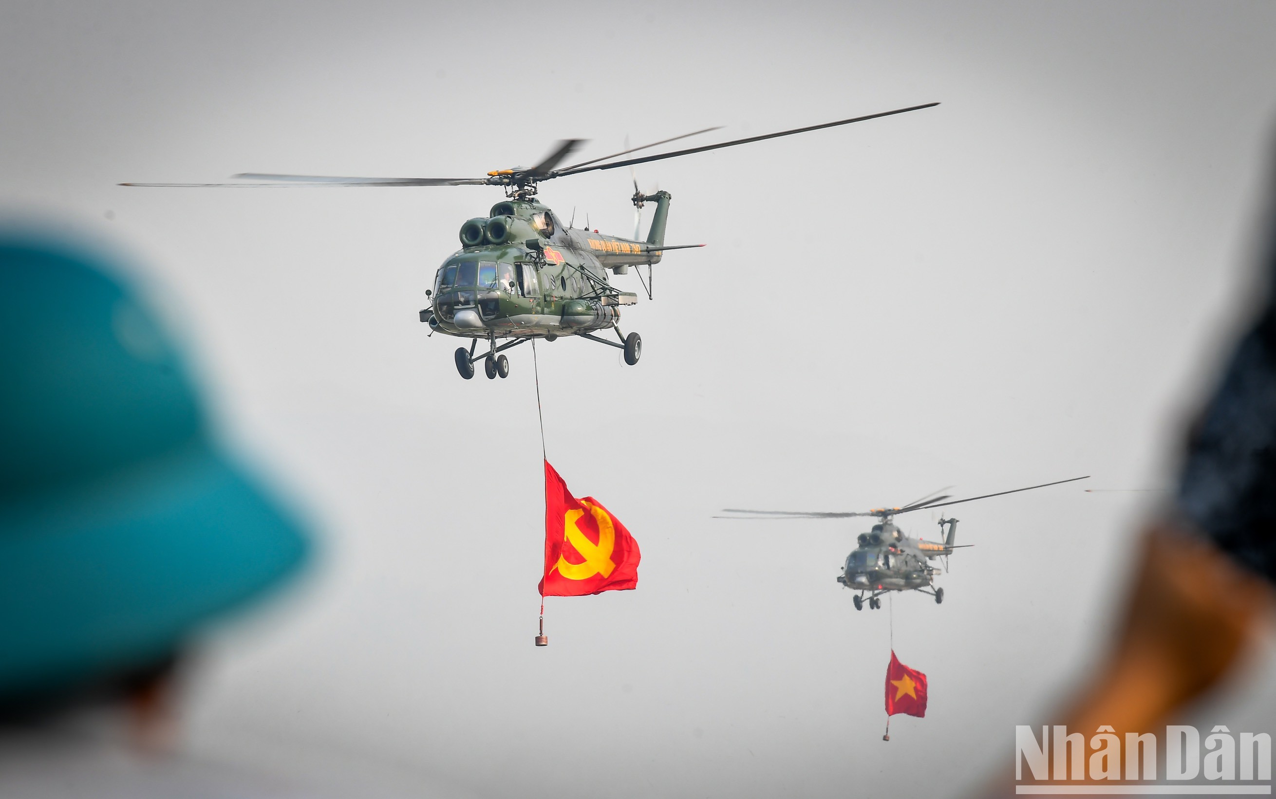 [Ảnh] Trực thăng mang cờ Đảng, cờ Tổ quốc rợp trời Điện Biên ngày Tổng duyệt