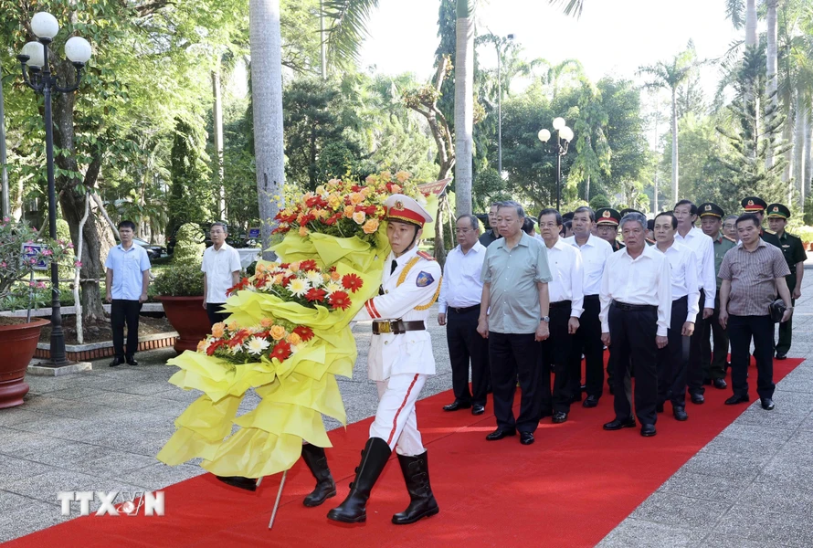 Chủ tịch nước Tô Lâm cùng đoàn công tác dâng hoa tưởng nhớ Chủ tịch Hồ Chí Minh. Ảnh: Nhan Sáng/TTXVN