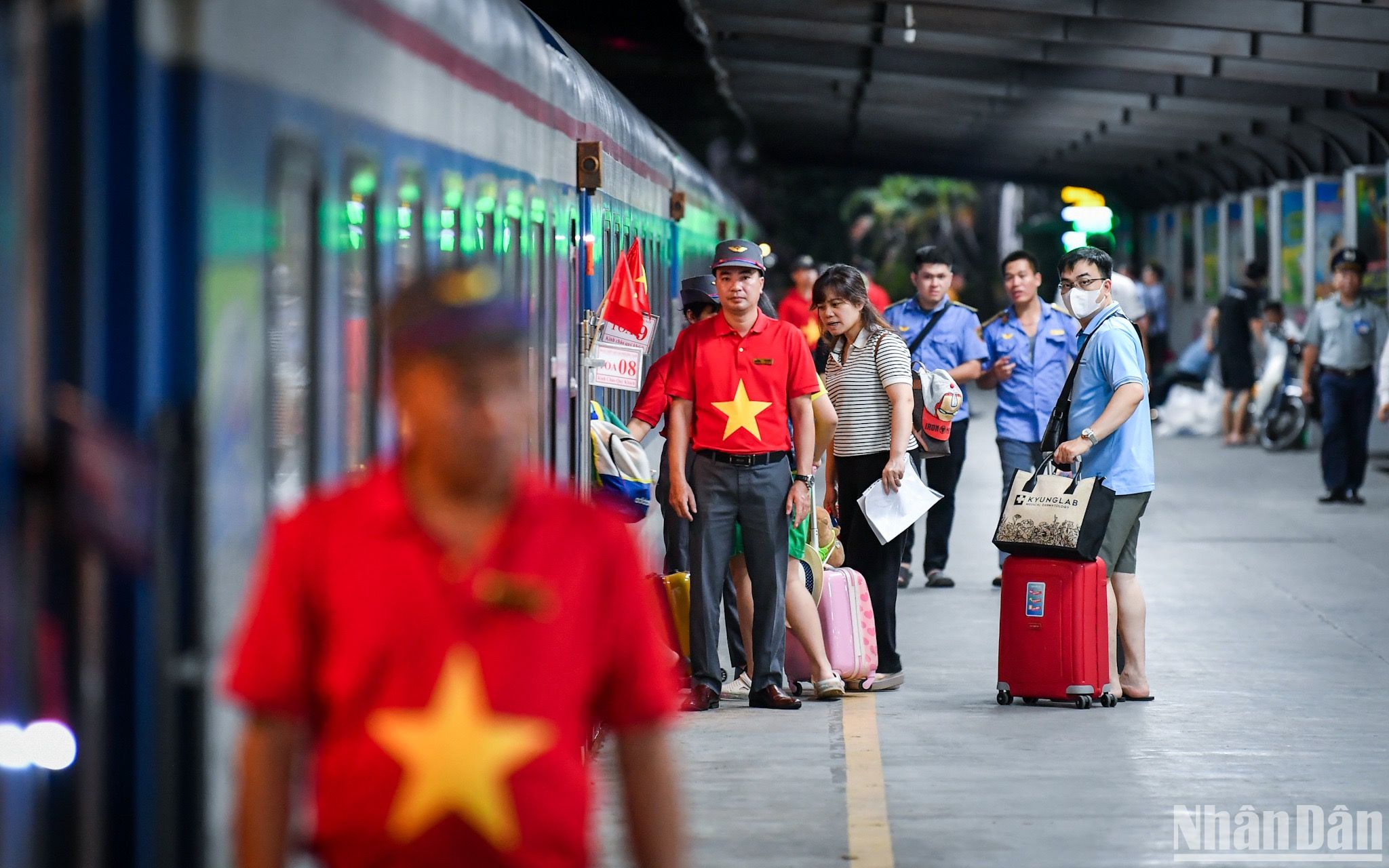 Những đoàn tàu “đặc biệt” lan tỏa màu cờ Tổ quốc