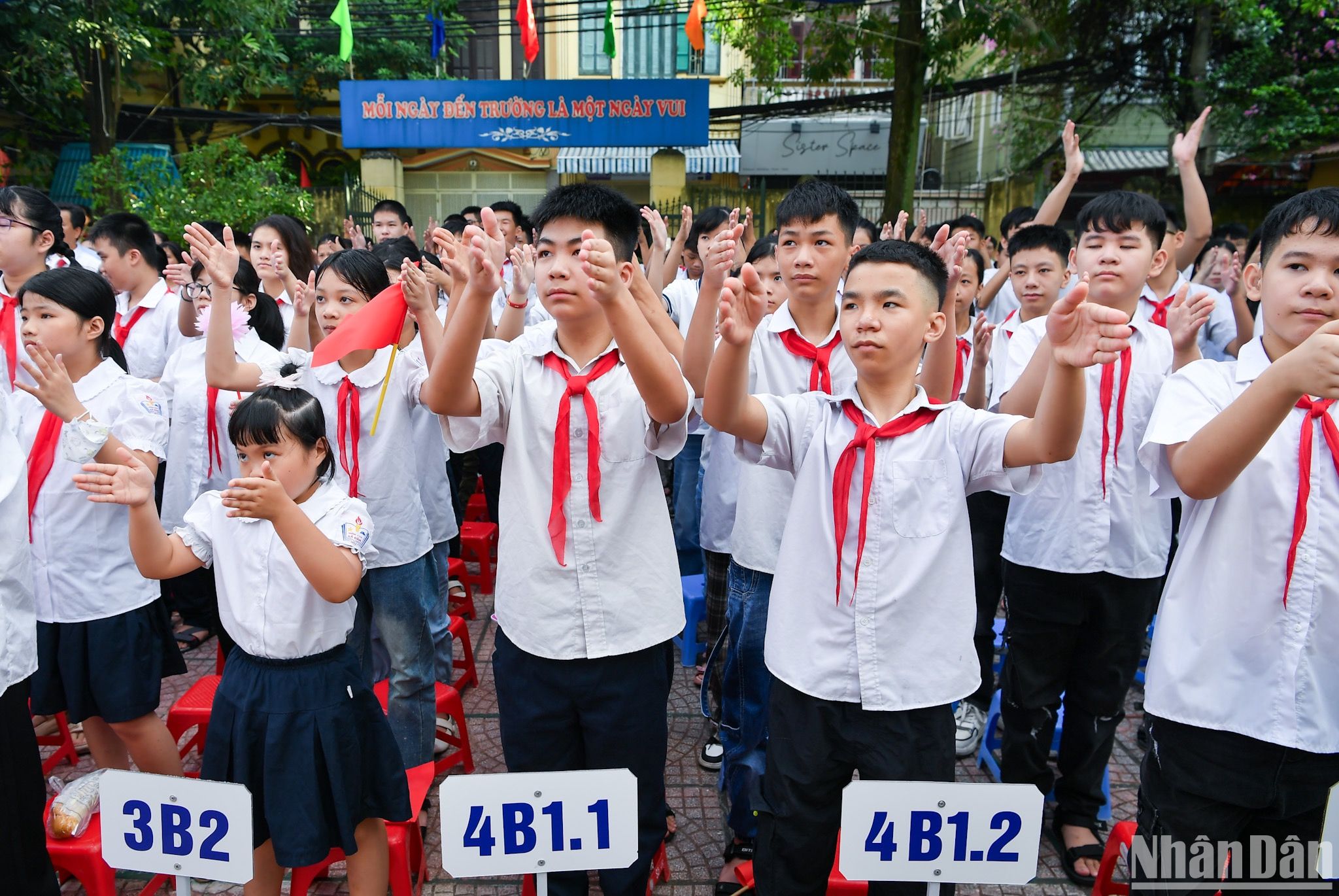 [Ảnh] Lễ khai giảng đặc biệt của những học sinh hát quốc ca... bằng đôi tay