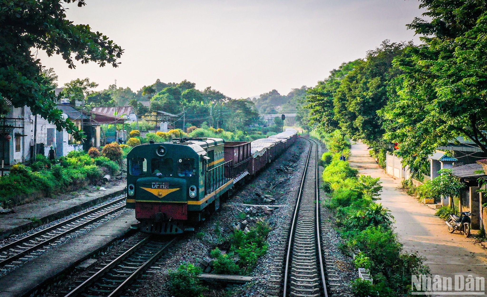 Chuyến tàu đầu tiên chạy từ Lào Cai về Hà Nội sau khi tuyến đường sắt huyết mạch được thông. Ảnh chụp chiều 15/9 tại ga Trái Hút, huyện Văn Yên, Yên Bái.