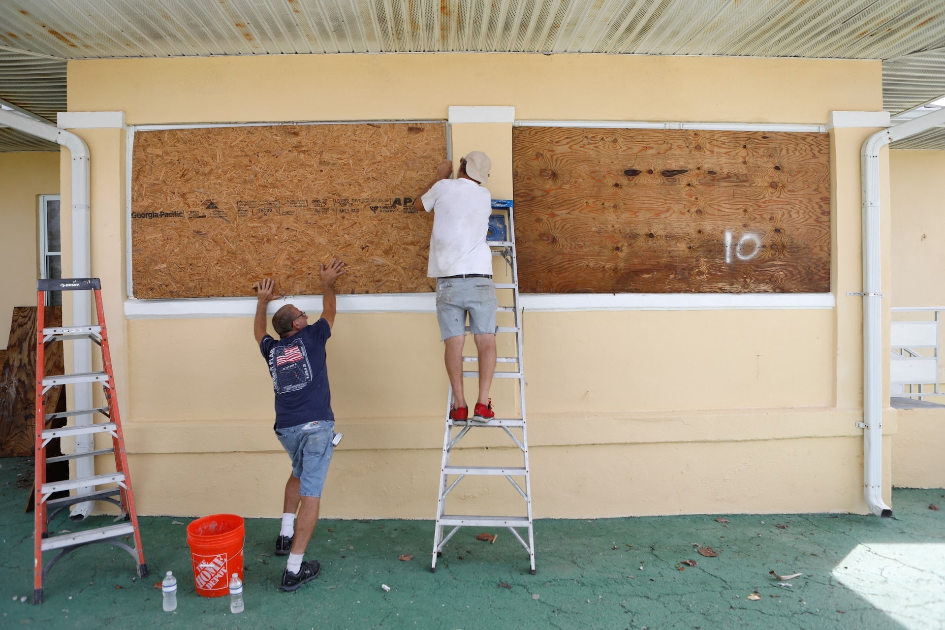 Người dân tại bang Florida (Mỹ) gia cố nhà cửa trước khi siêu bão Milton đổ bộ. (Ảnh: Reuters)