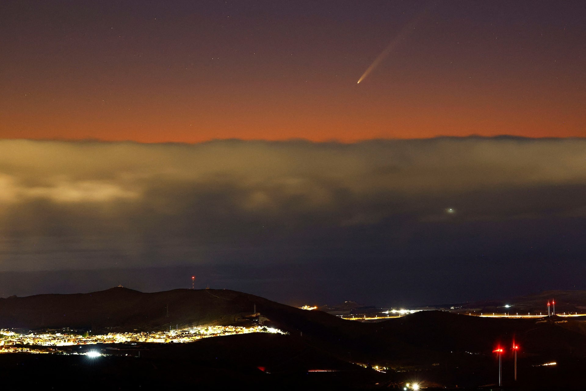 Sao chổi thế kỷ xuất hiện trên bầu trời đảo Gran Canaria, Tây Ban Nha. (Ảnh: Reuters)