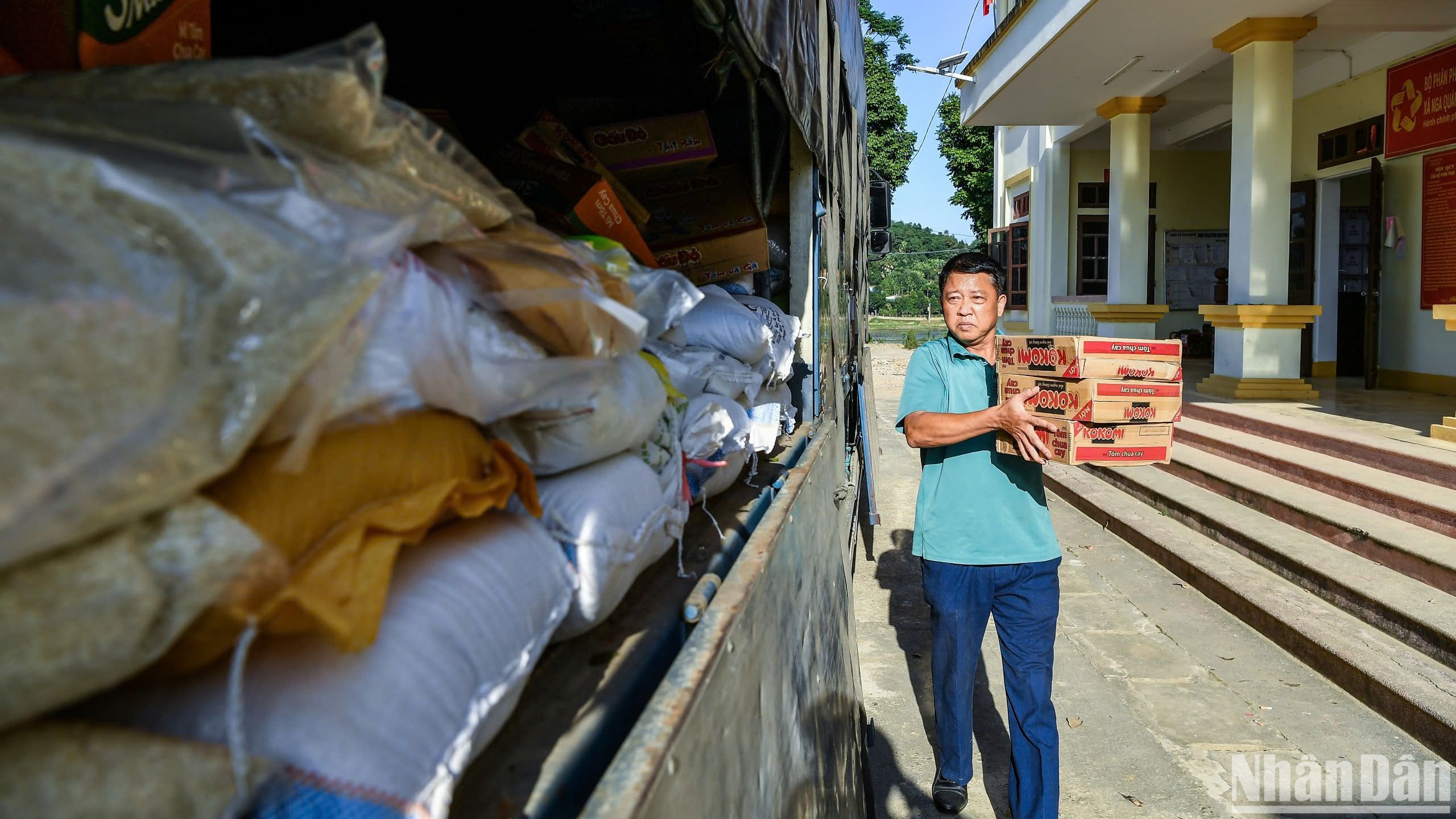 Ông Dương Thanh Hải, Bí thư Chi bộ thôn Ninh Thuận, xã Nga Quán, Yên Bái vận chuyển hàng cứu trợ lên xe. (Ảnh: THÀNH ĐẠT)