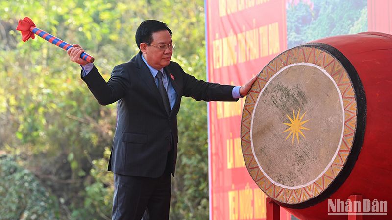 Chủ tịch Quốc hội Vương Đình Huệ đánh trống phát động Tết trồng cây.