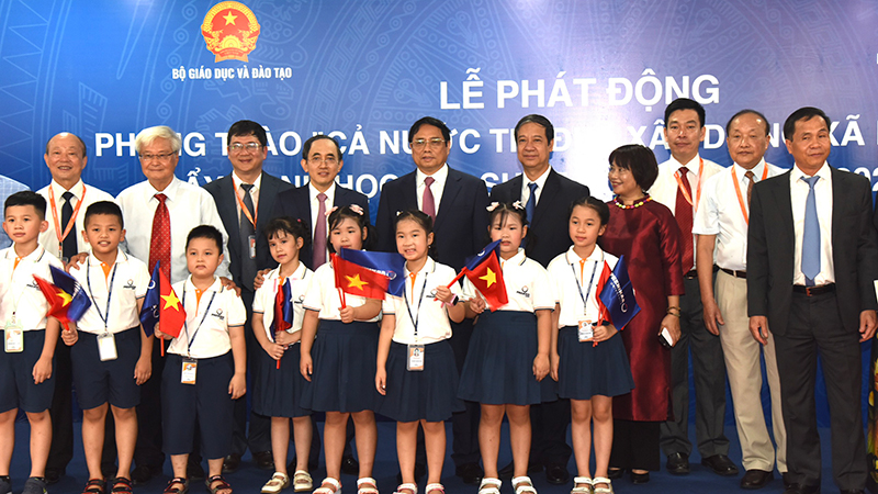 Thủ tướng Phạm Minh Chính chụp ảnh lưu niệm với lãnh đạo và các em học sinh liên cấp của Trường đại học Phenikaa. 