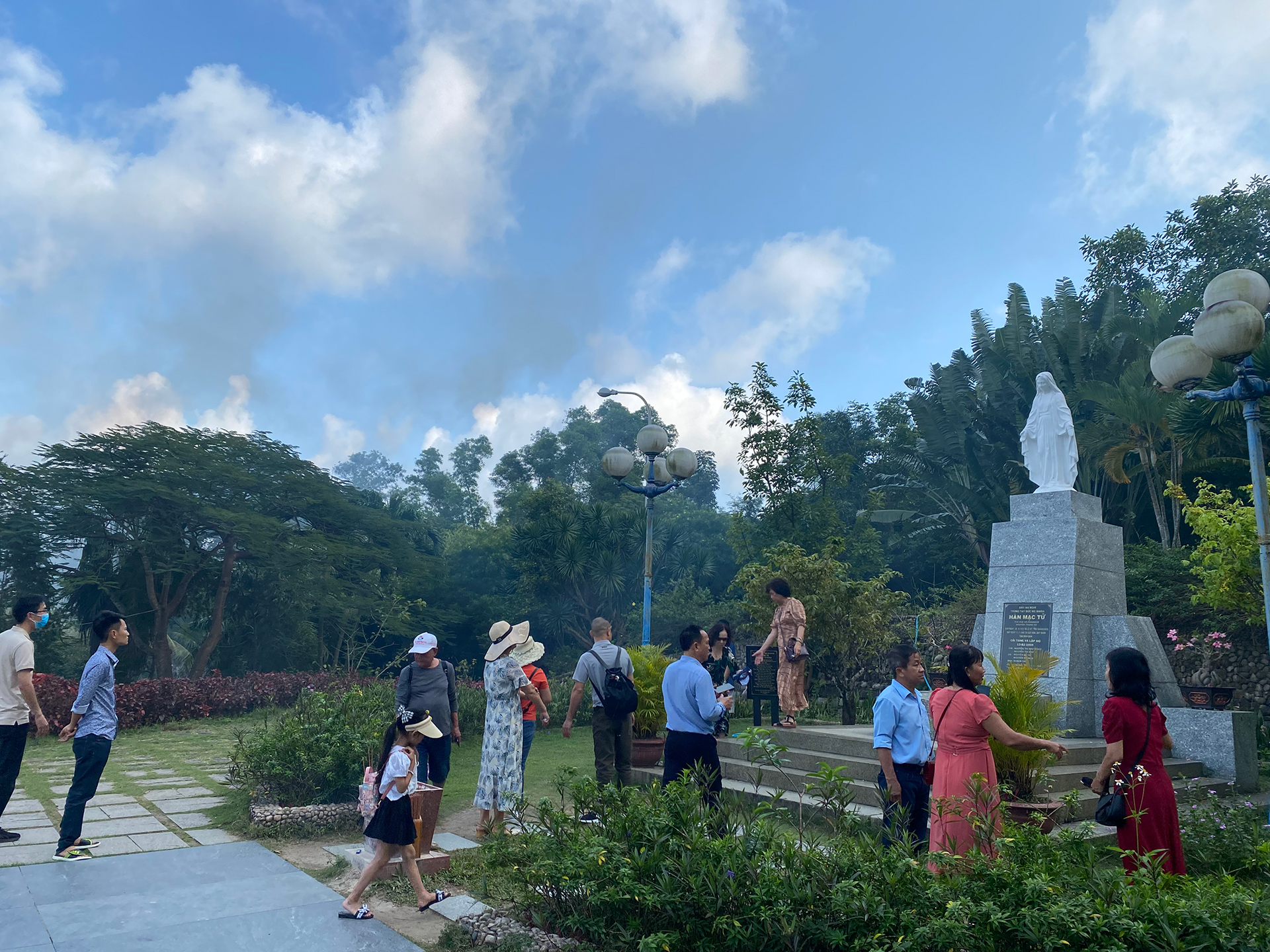 Du khách viếng thăm mộ nhà thơ Hàn Mặc Tử trên đồi Thi Nhân, phường Ghềnh Ráng, thành phố Quy Nhơn, tỉnh Bình Định.