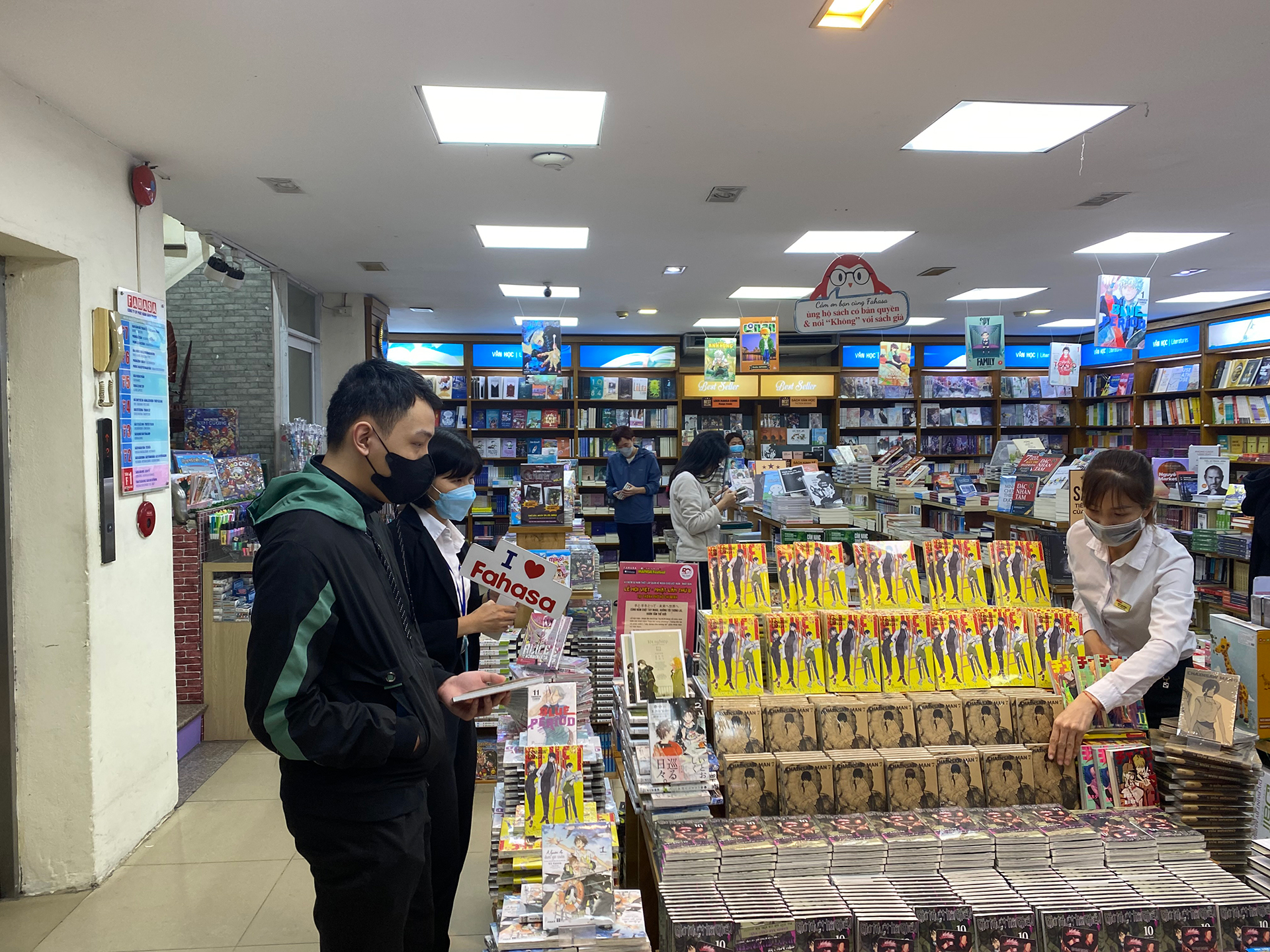 Bạn đọc mua sách tại nhà sách Fahasa, đường Xã Đàn, Hà Nội.