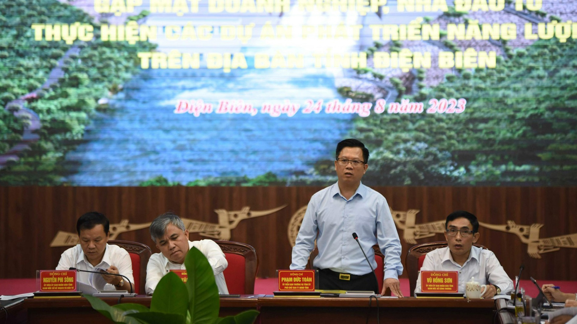 Đồng chí Phạm Đức Toàn, Phó Chủ tịch Thường trực Ủy ban nhân dân tỉnh Điện Biên yêu cầu lãnh đạo các sở, ngành chỉ đạo cán bộ, công chức thực hiện nghiêm đạo đức công vụ.