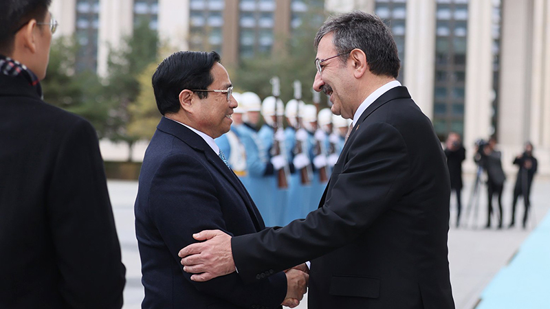 Phó Tổng thống Thổ Nhĩ Kỳ Cevdet Yilmaz đón Thủ tướng Phạm Minh Chính tại Phủ Tổng thống.