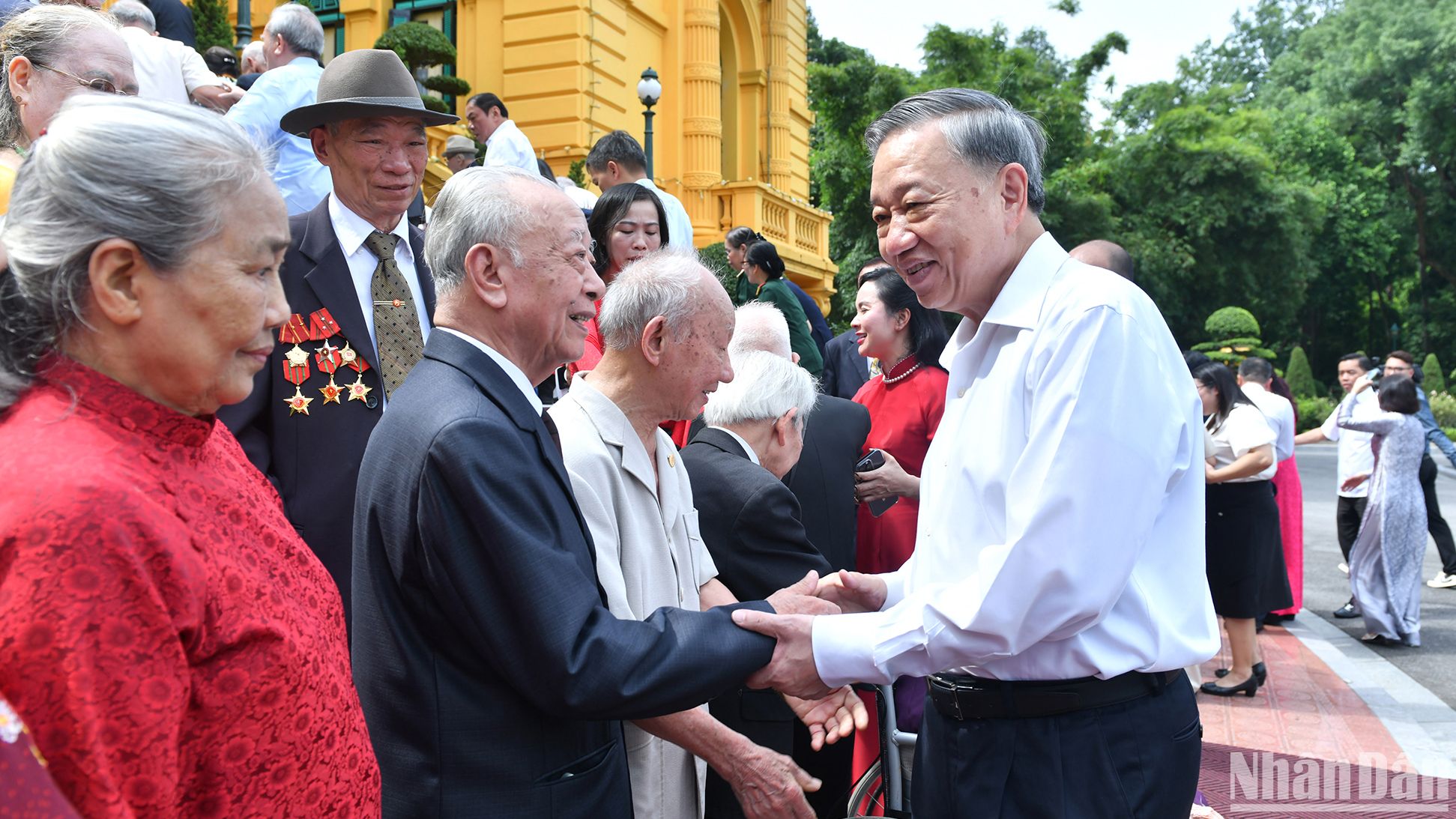 Tổng Bí thư, Chủ tịch nước Tô Lâm gặp mặt cán bộ từng phục vụ Bác Hồ tại Phủ Chủ tịch.