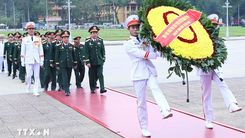 Quân ủy Trung ương, Bộ Quốc phòng đặt vòng hoa và vào Lăng viếng Chủ tịch Hồ Chí Minh. (Ảnh: TTXVN)