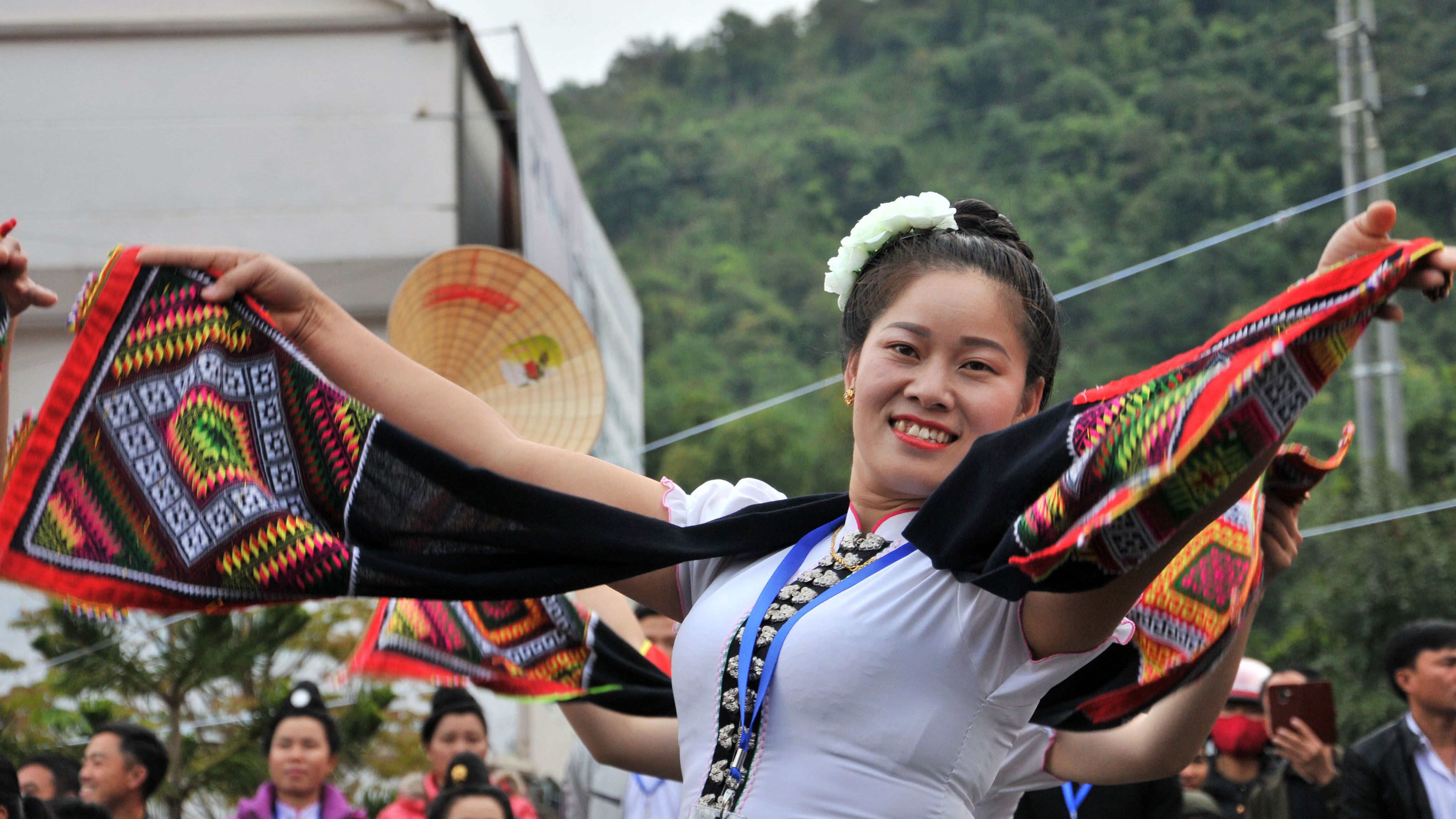 Khăn Piêu là vật dụng quan trọng trong đời sống thường ngày của người phụ nữ Thái.