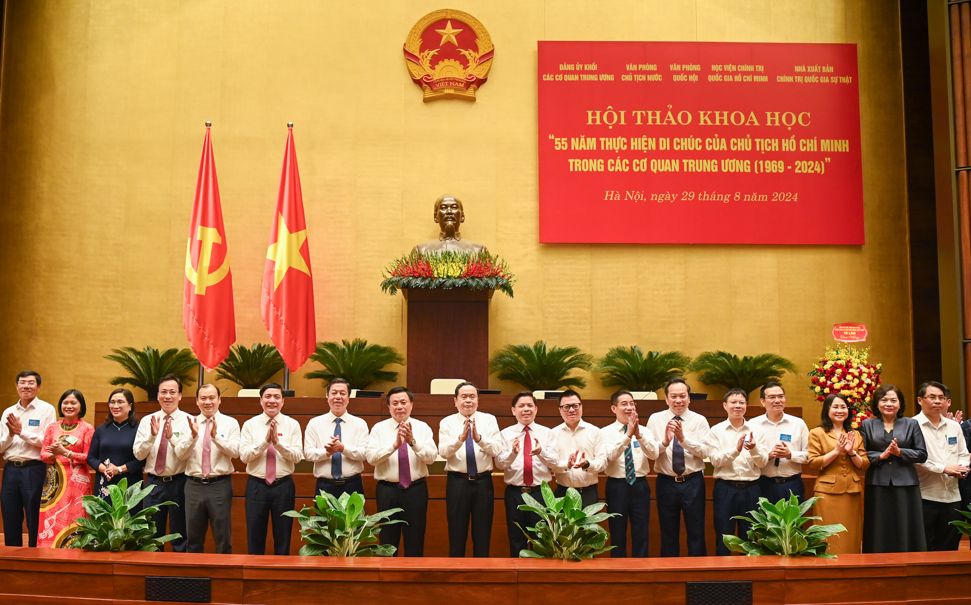 Chủ tịch Quốc hội Trần Thanh Mẫn cùng các đồng chí lãnh đạo Đảng, Nhà nước và các đại biểu tại hội thảo.