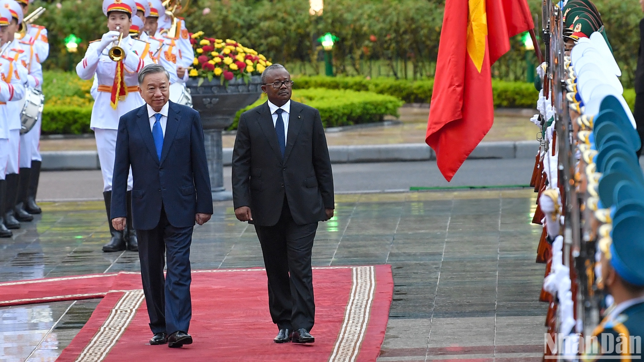 Tổng Bí thư, Chủ tịch nước Tô Lâm và Tổng thống Guinea-Bissau Umaro Sissoco Embaló duyệt đội danh dự Quân đội nhân dân Việt Nam.