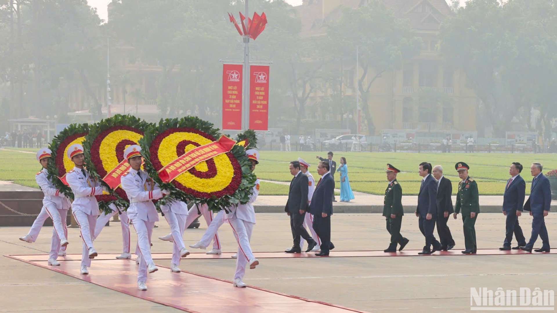 Các đồng chí lãnh đạo, nguyên lãnh đạo Đảng, Nhà nước đặt vòng hoa và vào Lăng viếng Chủ tịch Hồ Chí Minh.