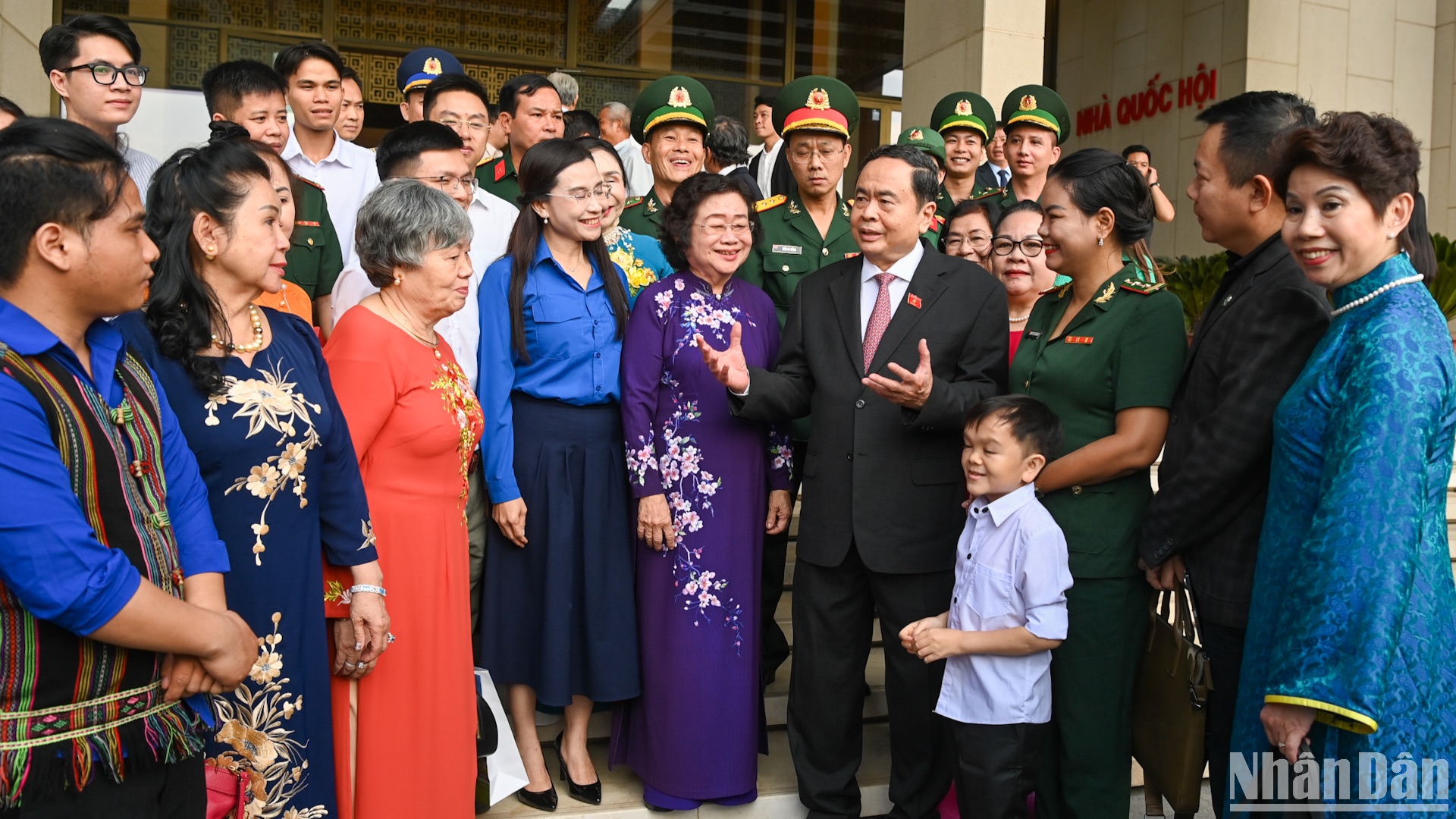 Chủ tịch Quốc hội Trần Thanh Mẫn với các đại biểu với các tập thể, cá nhận nhận Giải thưởng Vừ A Dính.