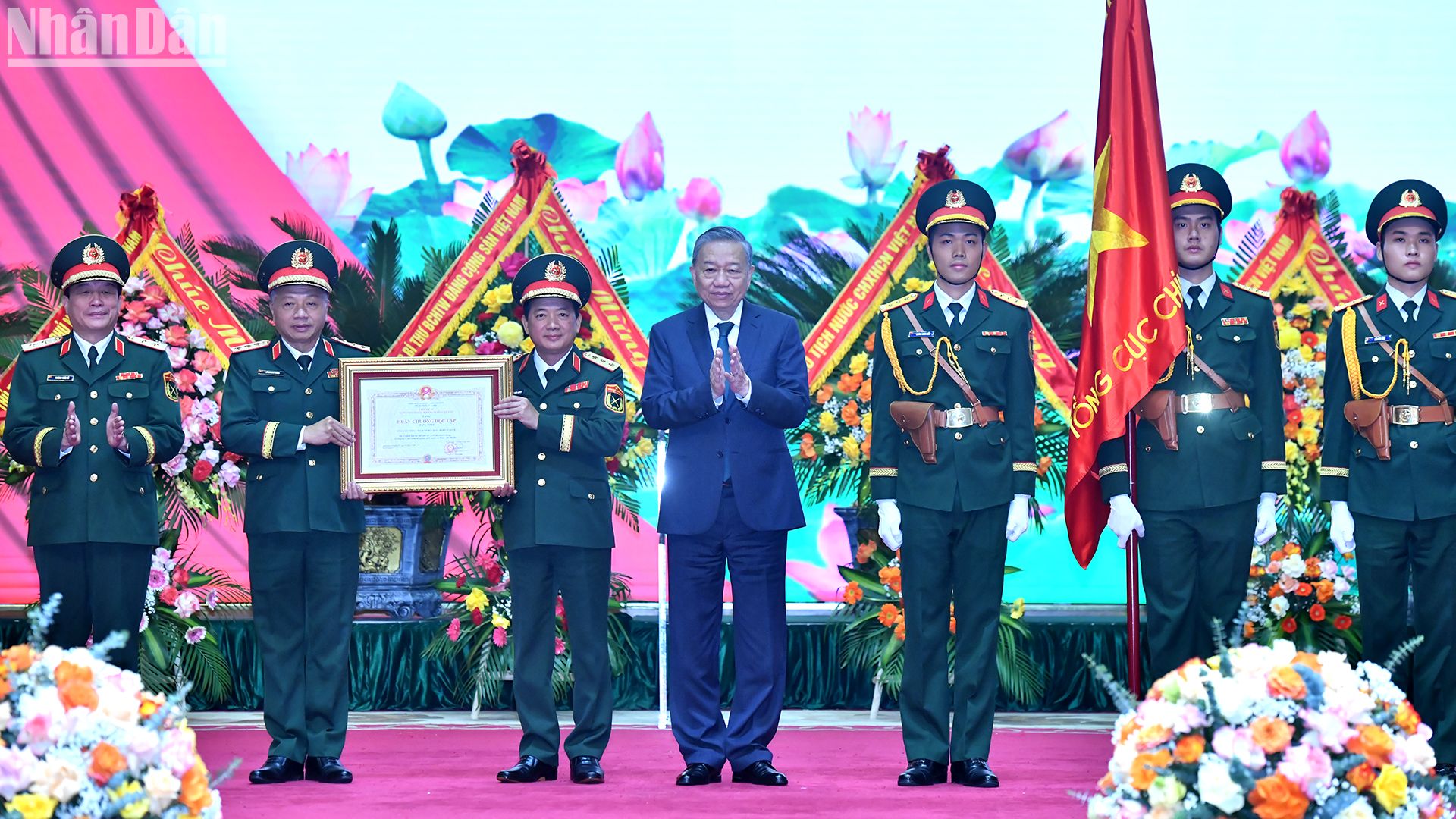 Tổng Bí thư Tô Lâm trao Huân chương Độc lập hạng Nhất tặng Tổng cục Chính trị Quân đội nhân dân Việt Nam.