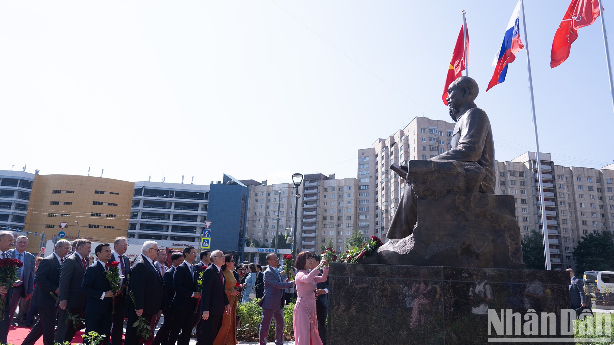 Lễ khánh thành tượng đài Chủ tịch Hồ Chí Minh tại Saint Petersburg (Nga), tháng 6/2023. Ảnh: THANH THỂ