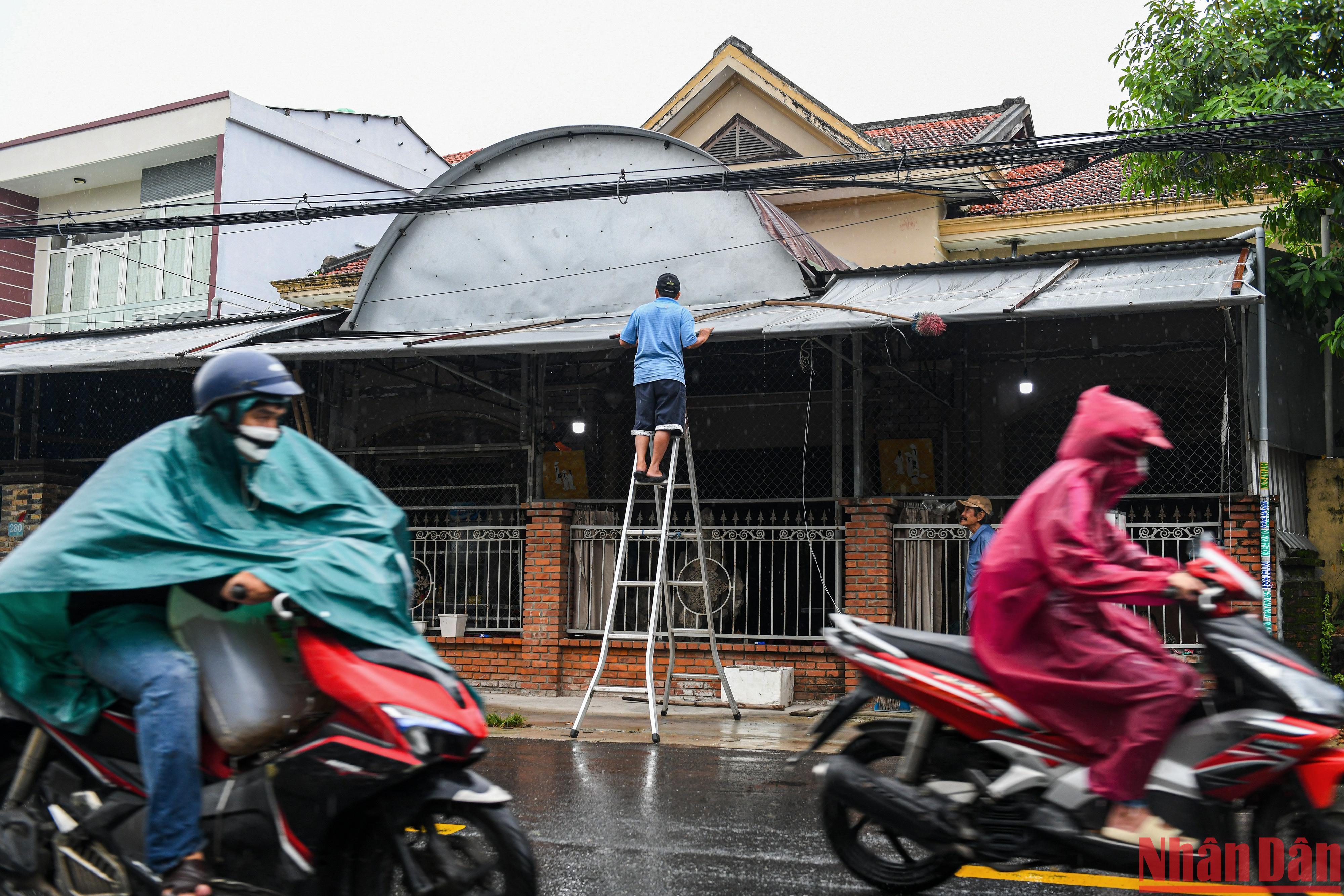 Người dân Quảng Nam gia cố nhà cửa trước giờ siêu bão Noru đổ bộ