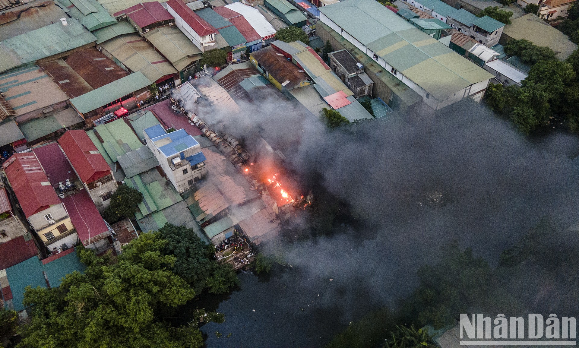 [Ảnh] Cháy xưởng sửa ô-tô tại Hà Nội, cột khói đen bốc cao hàng chục mét