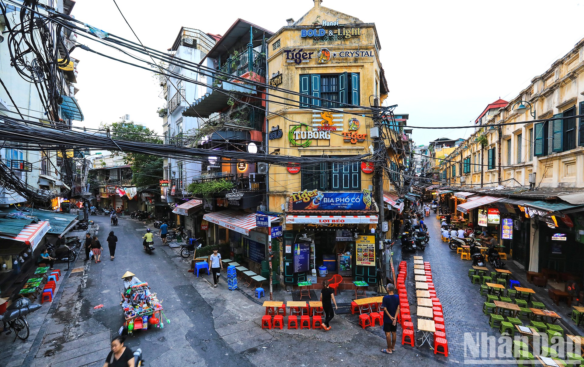 Ảnh: Đường phố Sài Gòn lác đác người trong ngày đầu tiên giãn cách xã hội