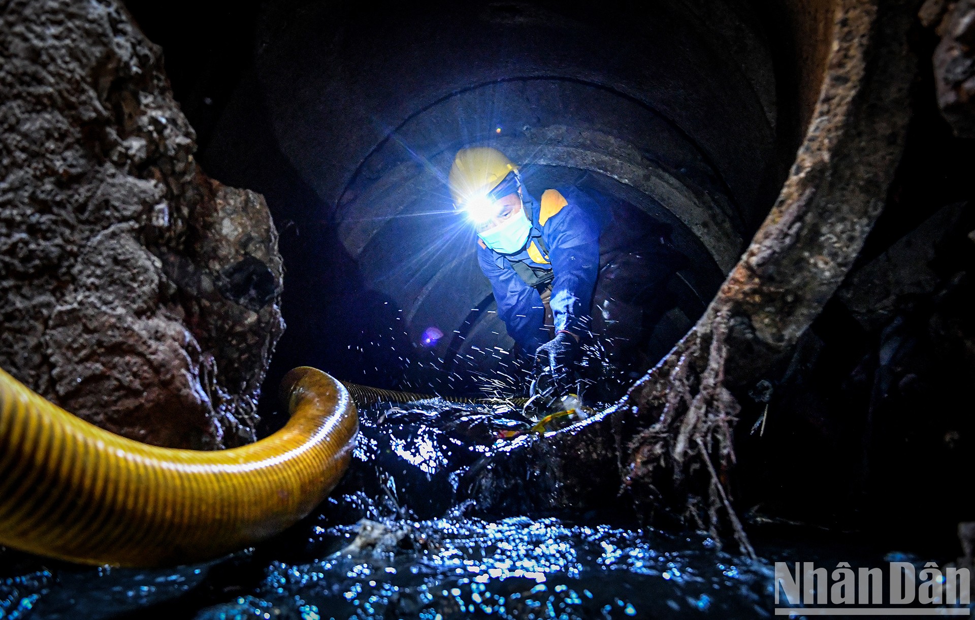 [Ảnh] Một ngày "đội nắng, hút bùn" của công nhân vệ sinh cống ngầm Hà Nội