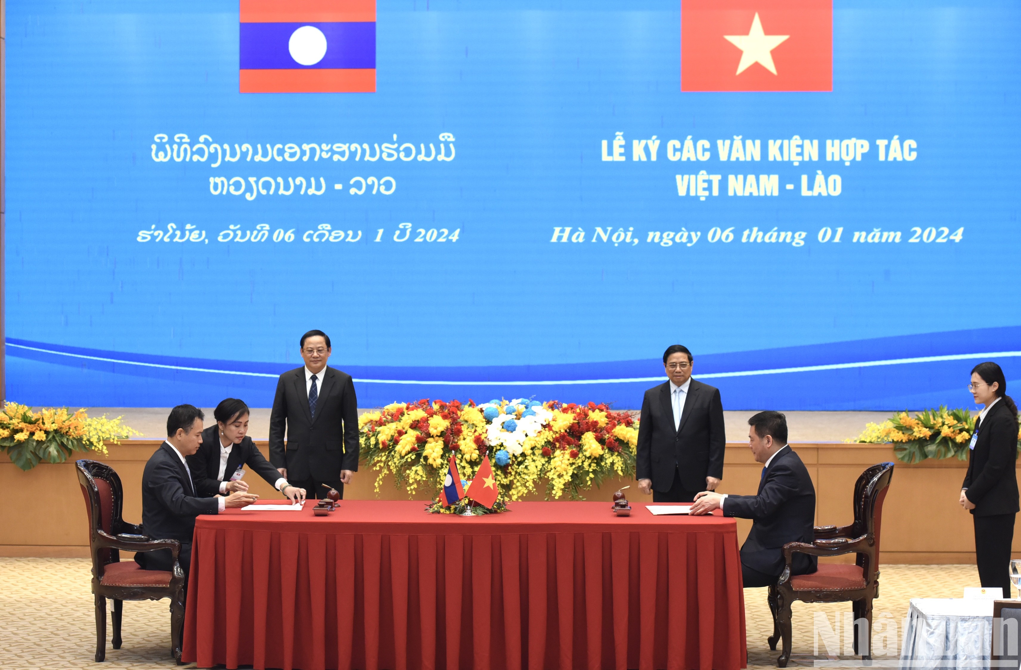 Hai bên ký Bản ghi nhớ về phát triển và kết nối hạ tầng thương mại biên giới giữa Chính phủ nước Cộng hòa xã hội chủ nghĩa Việt Nam và Chính phủ nước Cộng hòa Dân chủ Nhân dân Lào.