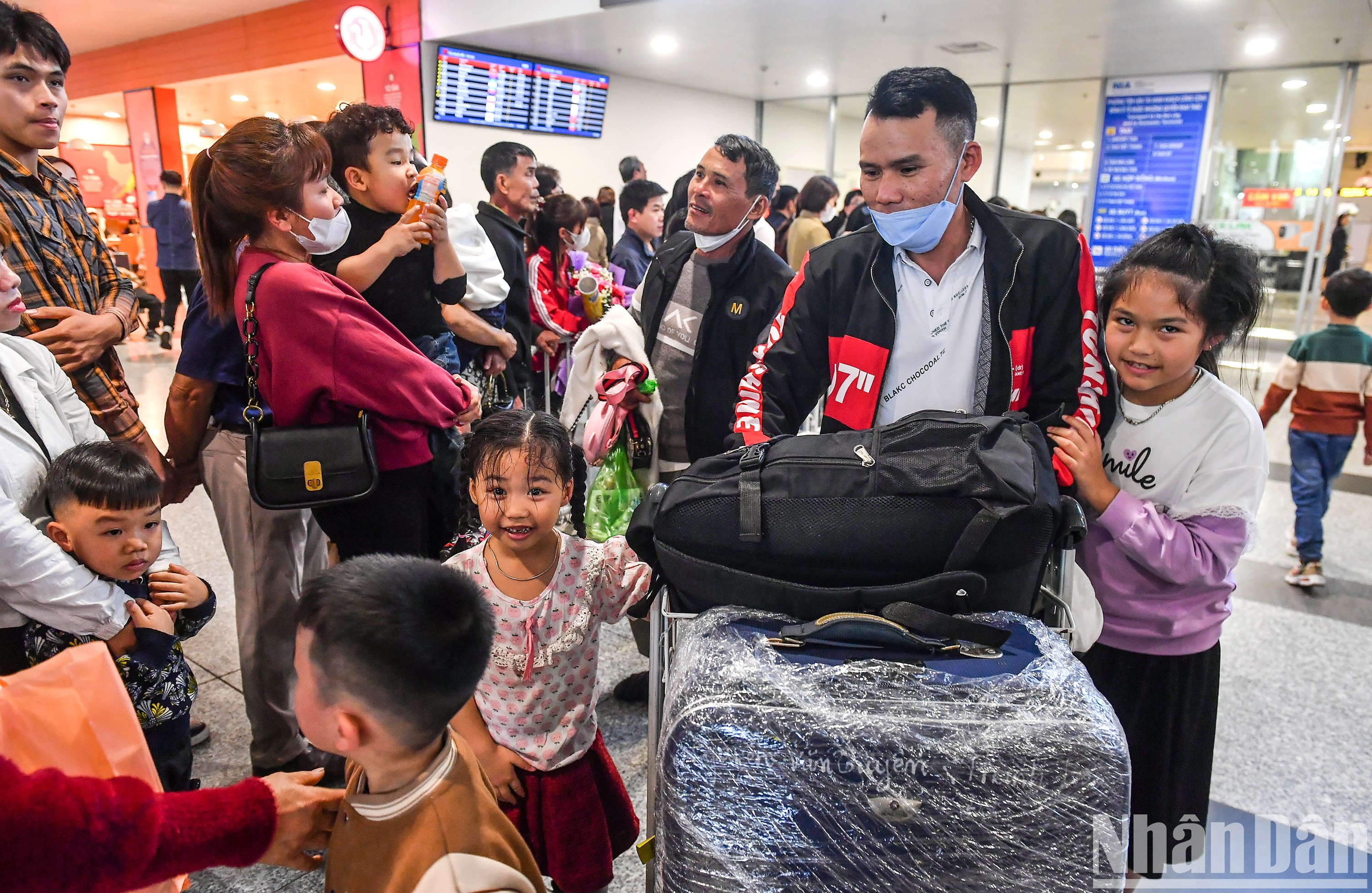 Niềm vui trên gương mặt hành khách tại sân bay quốc tế Nội Bài.