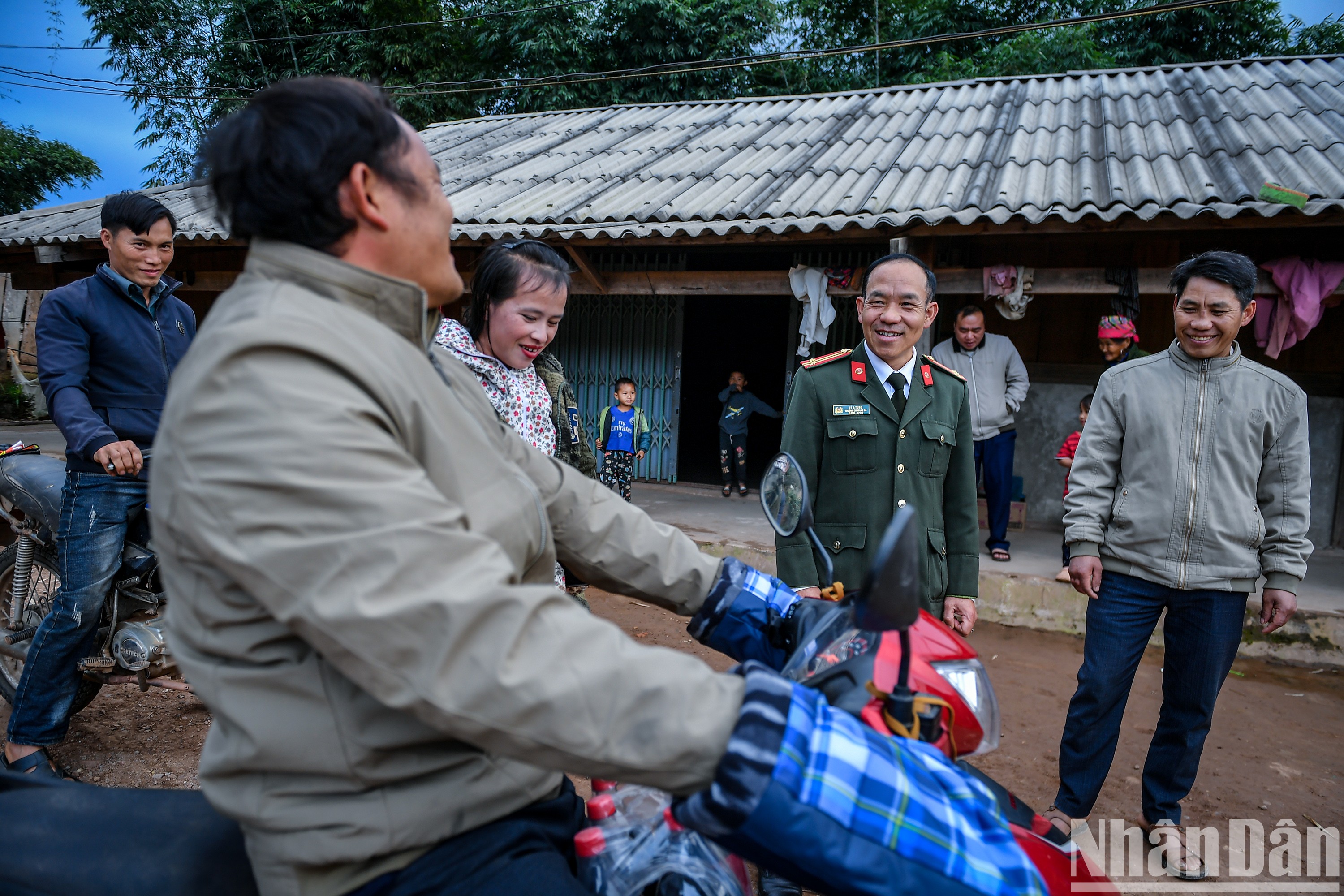 Trung tá Lý A Tung nở nụ cười với những người ngày trước tham gia vụ tụ tập đông người. Hiện tại, tất cả đang đồng lòng xây dựng quê hương.