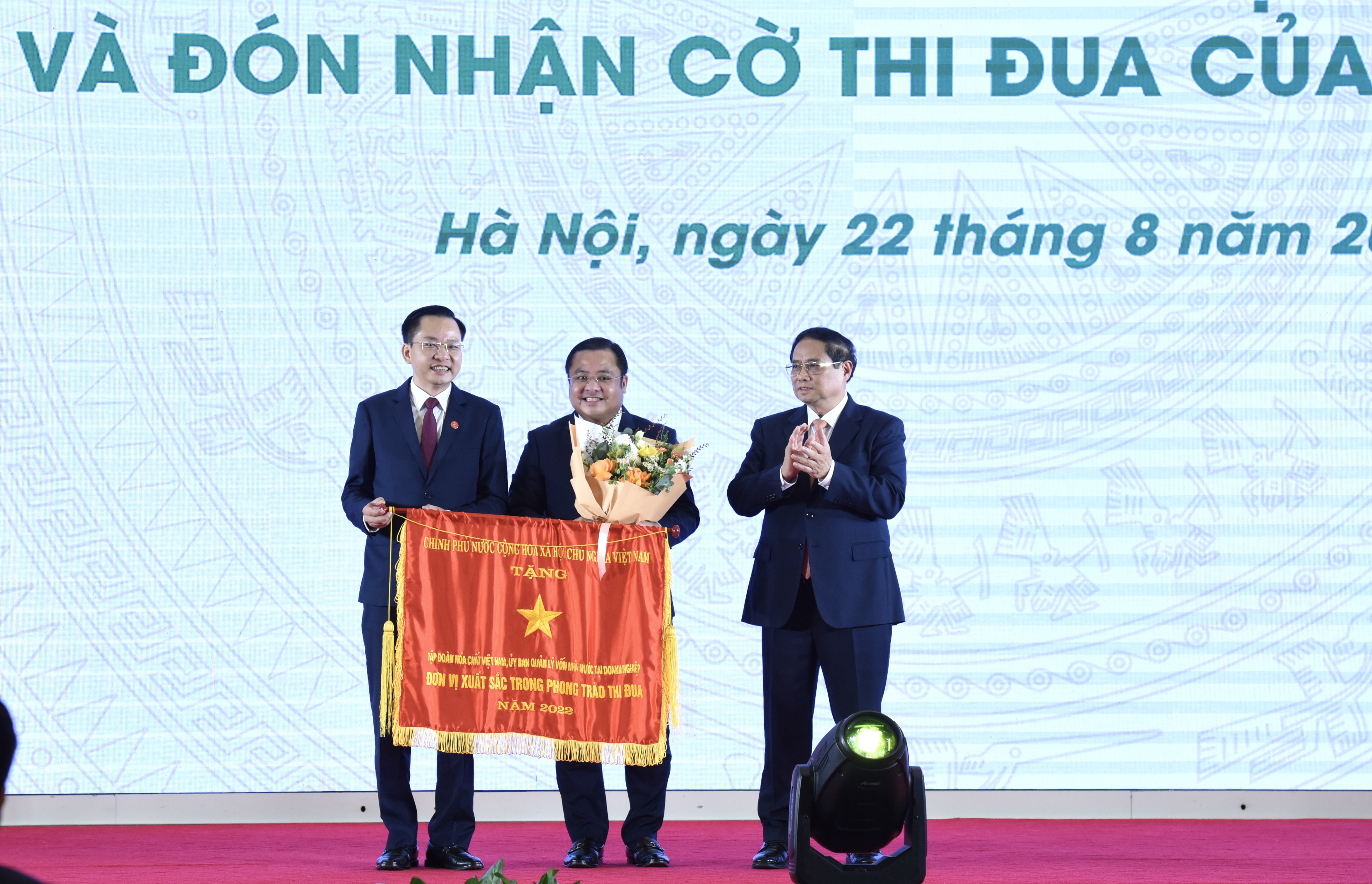 Thủ tướng Phạm Minh Chính trao cờ thi đua của Chính phủ cho Tập đoàn Hóa chất Việt Nam.