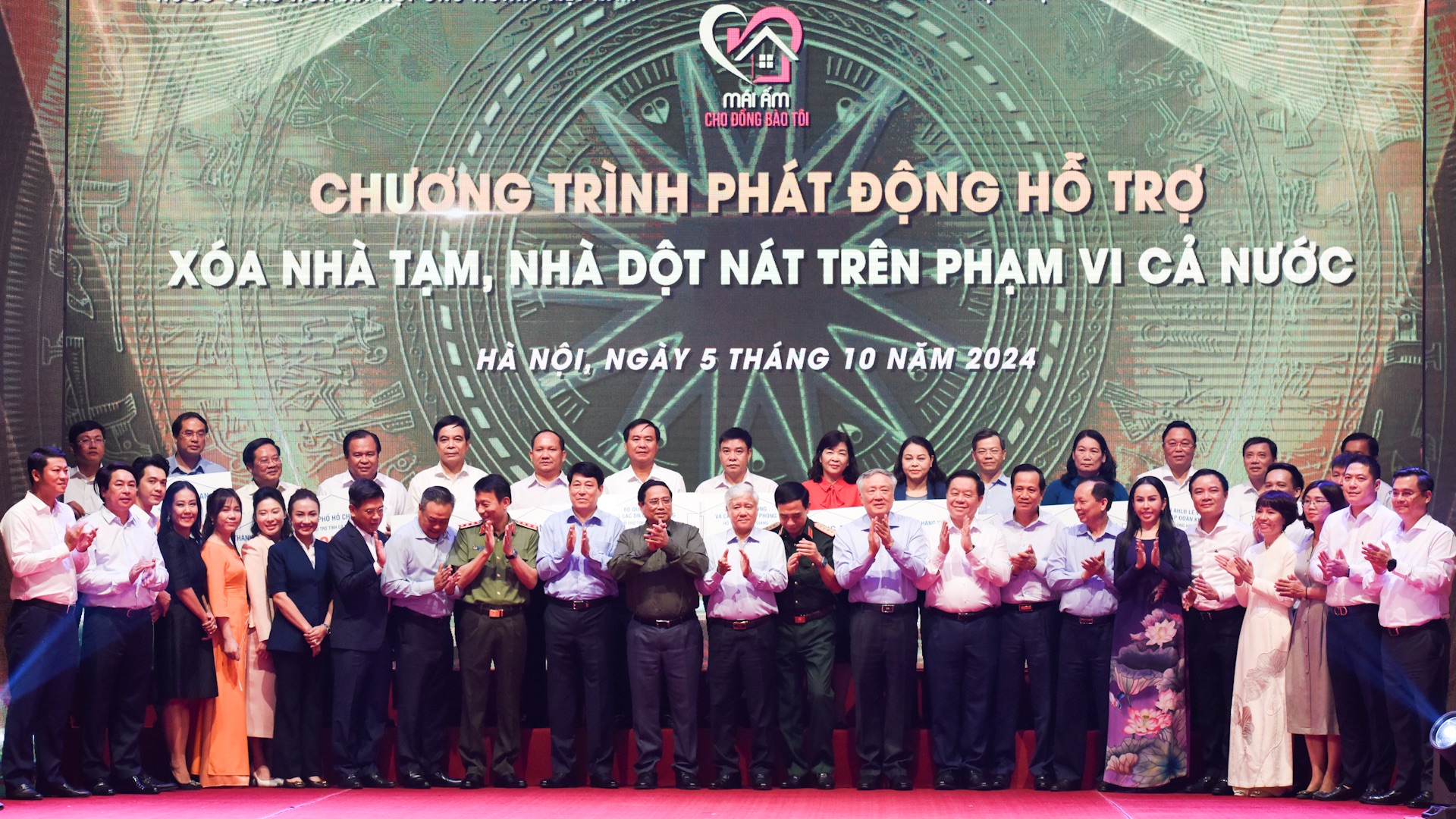 Thủ tướng Phạm Minh Chính với các đại diện các tổ chức, doanh nghiệp hỗ trợ kinh phí xóa nhà tạm, nhà dột nát.