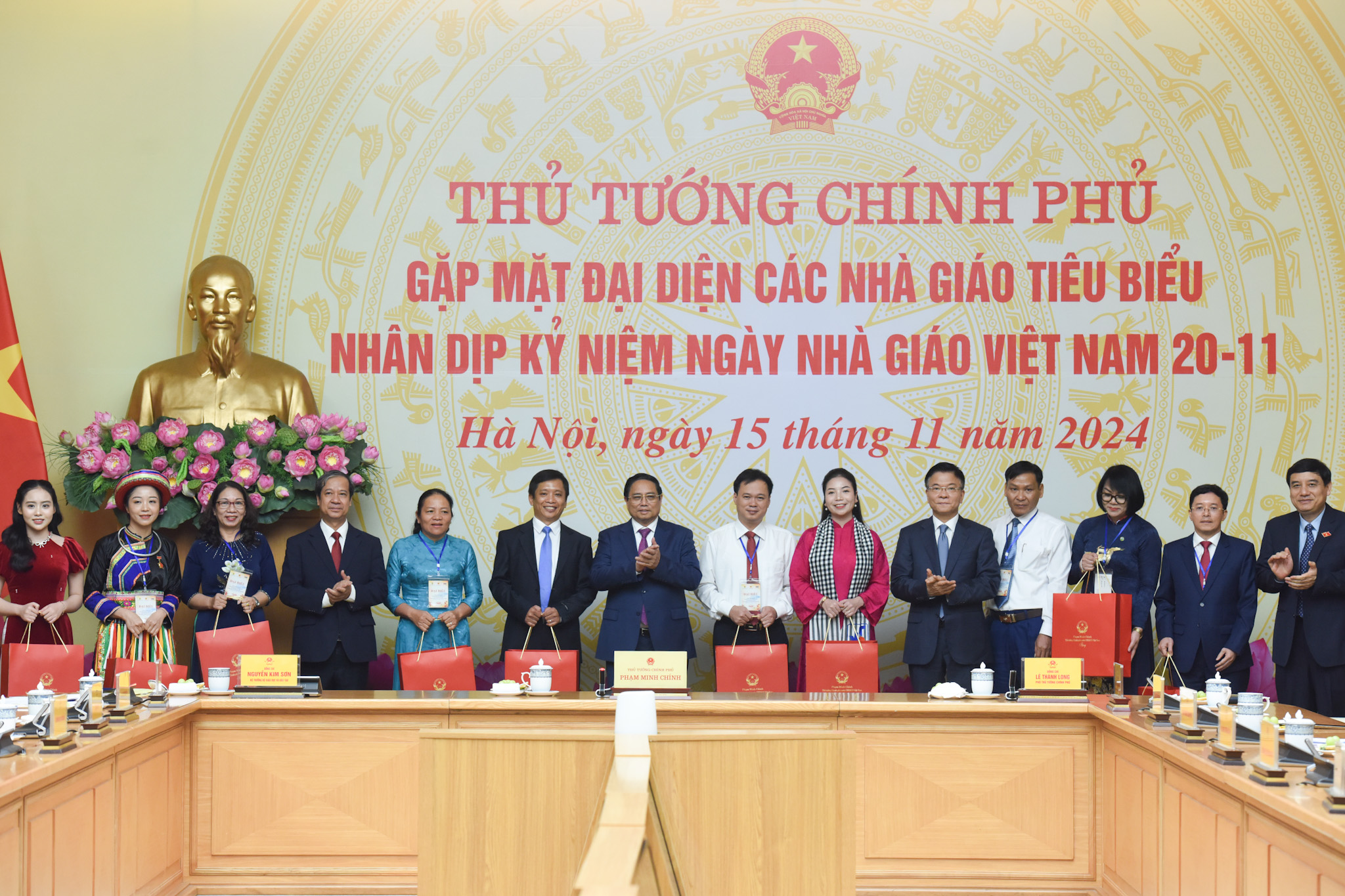 Thủ tướng Phạm Minh Chính, Phó Thủ tướng Lê Thành Long, Bộ trưởng Bộ Giáo dục và Đào tạo Nguyễn Kim Sơn, Chủ nhiệm ủy ban Văn hóa, Giáo dục của Quốc hội Nguyễn Đắc Vinh và các nhà giáo tiêu biểu 