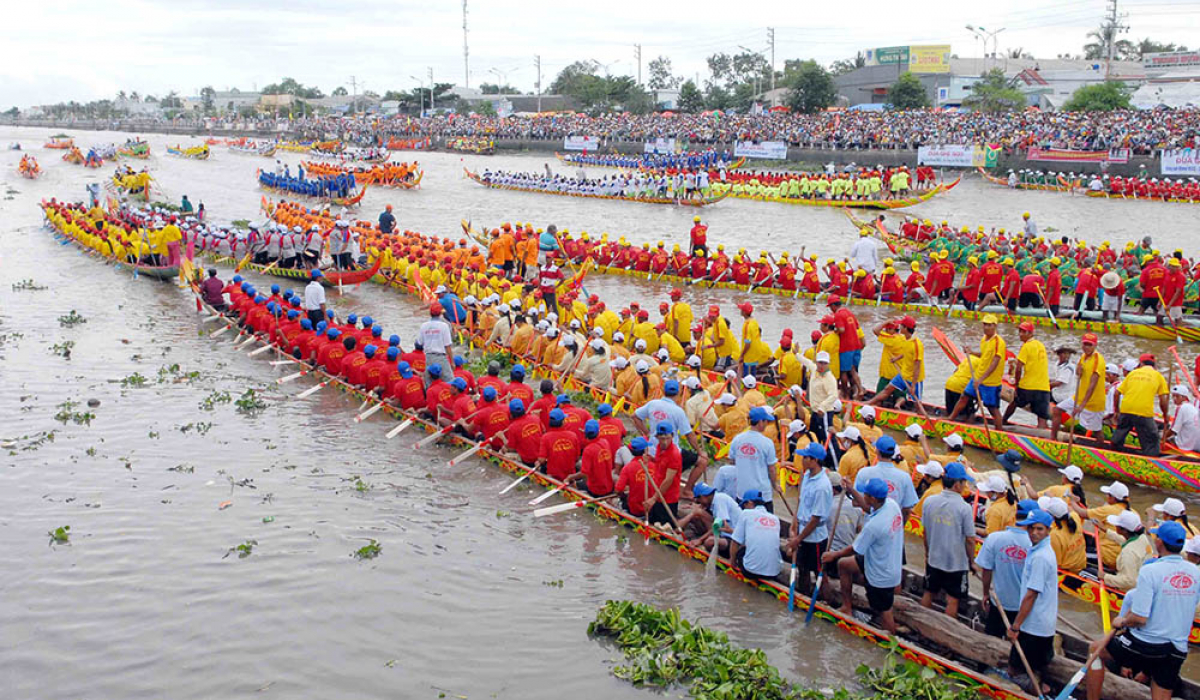 Lễ Ok Om Bok còn gọi là Lễ Cúng Trăng hay lễ "Đút cốm dẹp" là lễ hội truyền thống của đồng bào dân tộc Khmer, được tổ chức vào ngày 14, 15 tháng 10 âm lịch hằng năm.