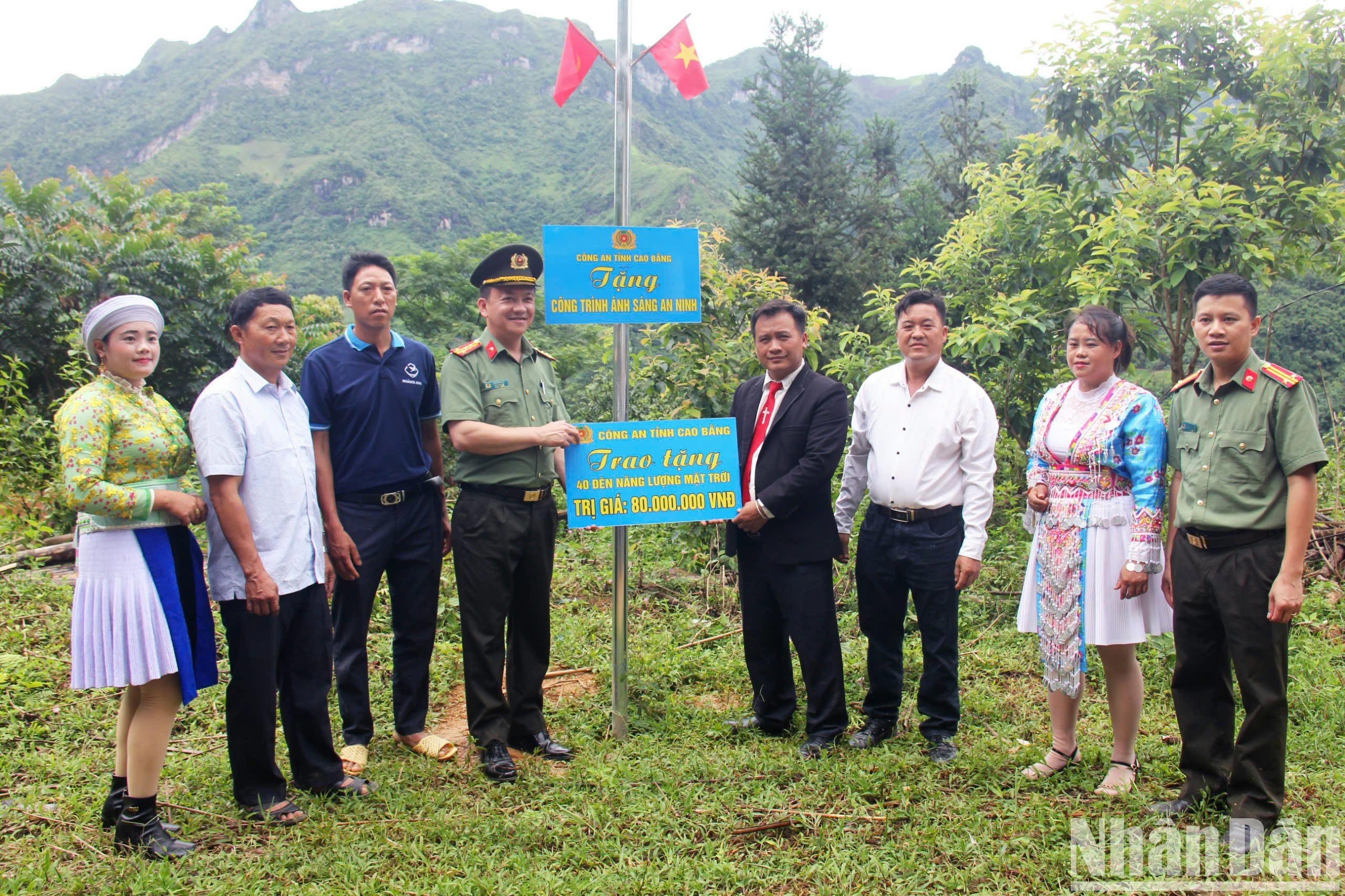 Đại diện Công an tỉnh Cao Bằng trao tặng công trình "Ánh sáng An ninh" cho bà con xóm Nà Ca.