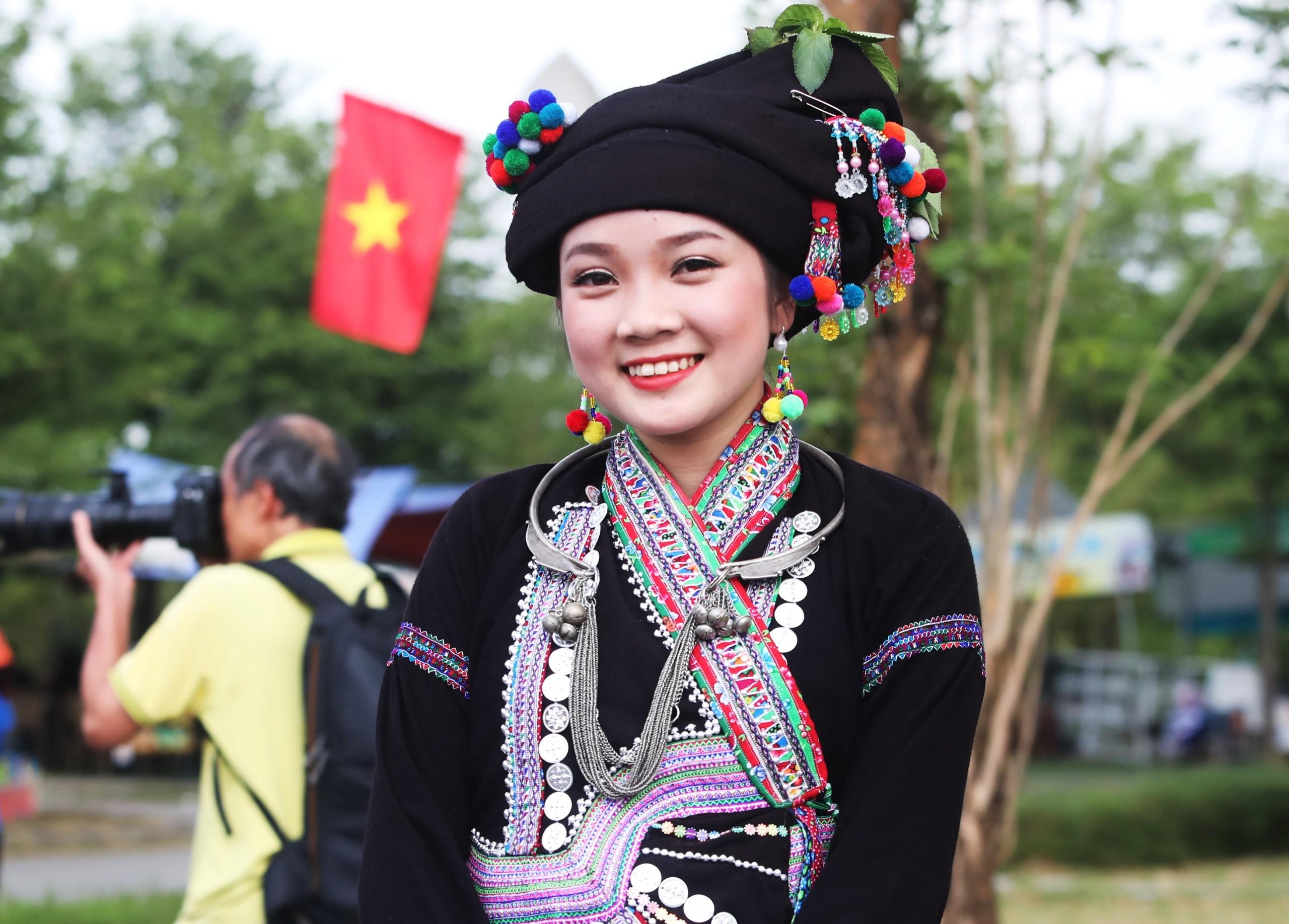 Trang phục của phụ nữ dân tộc Lào rất rực rỡ. (Ảnh: TRẦN THÀNH ĐẠT)