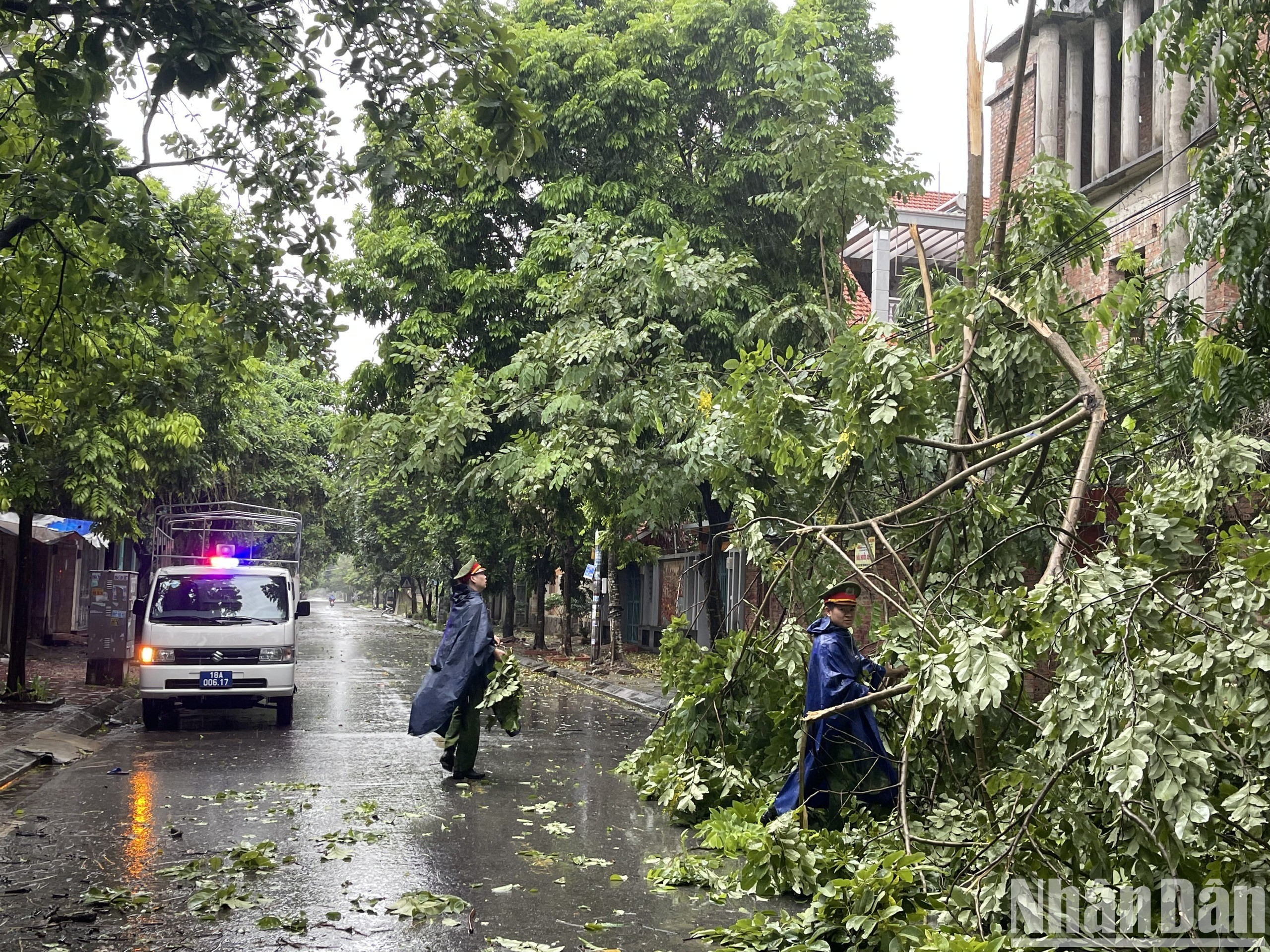 Cán bộ, chiến sĩ Công an phường Lộc Hoà, Thành phố Nam Định thu dọn cây gãy đổ cản trở giao thông trên địa bàn.