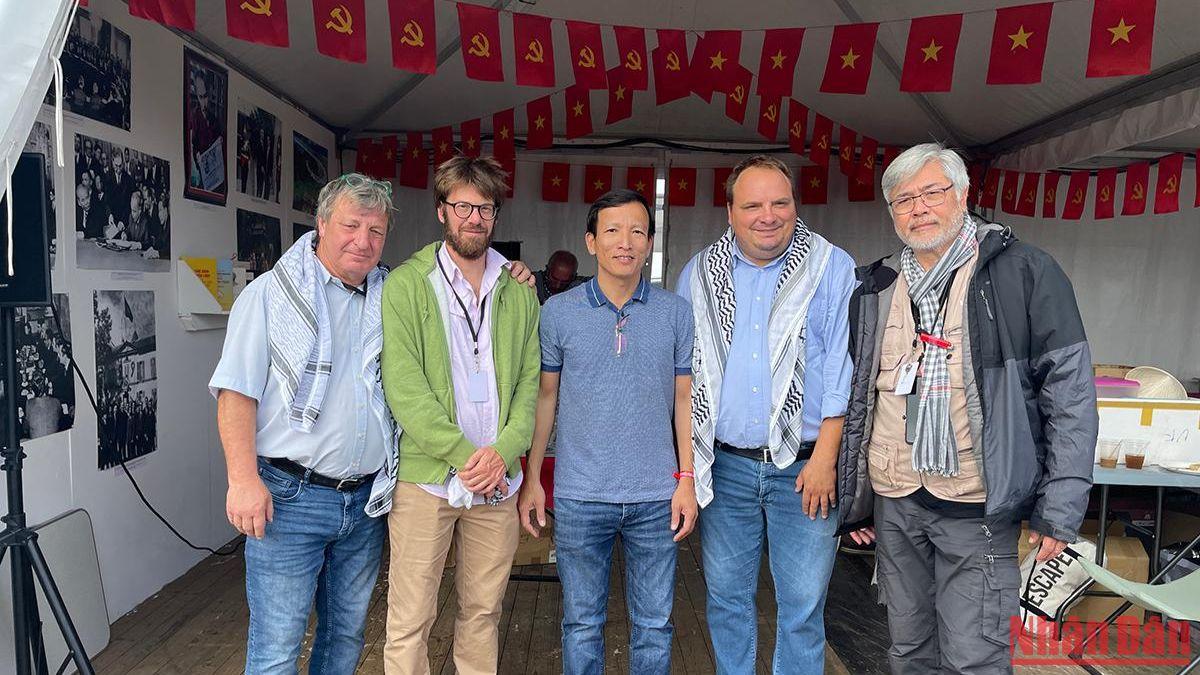 Đồng chí Fabien Gay, Tổng Biên tập báo L'Humanité (thứ 2 từ phải sang) và đồng chí Vadim Kamenka (thứ 2 từ trái sang), phụ trách Làng Quốc tế, tới thăm Gian trưng bày Việt Nam. 