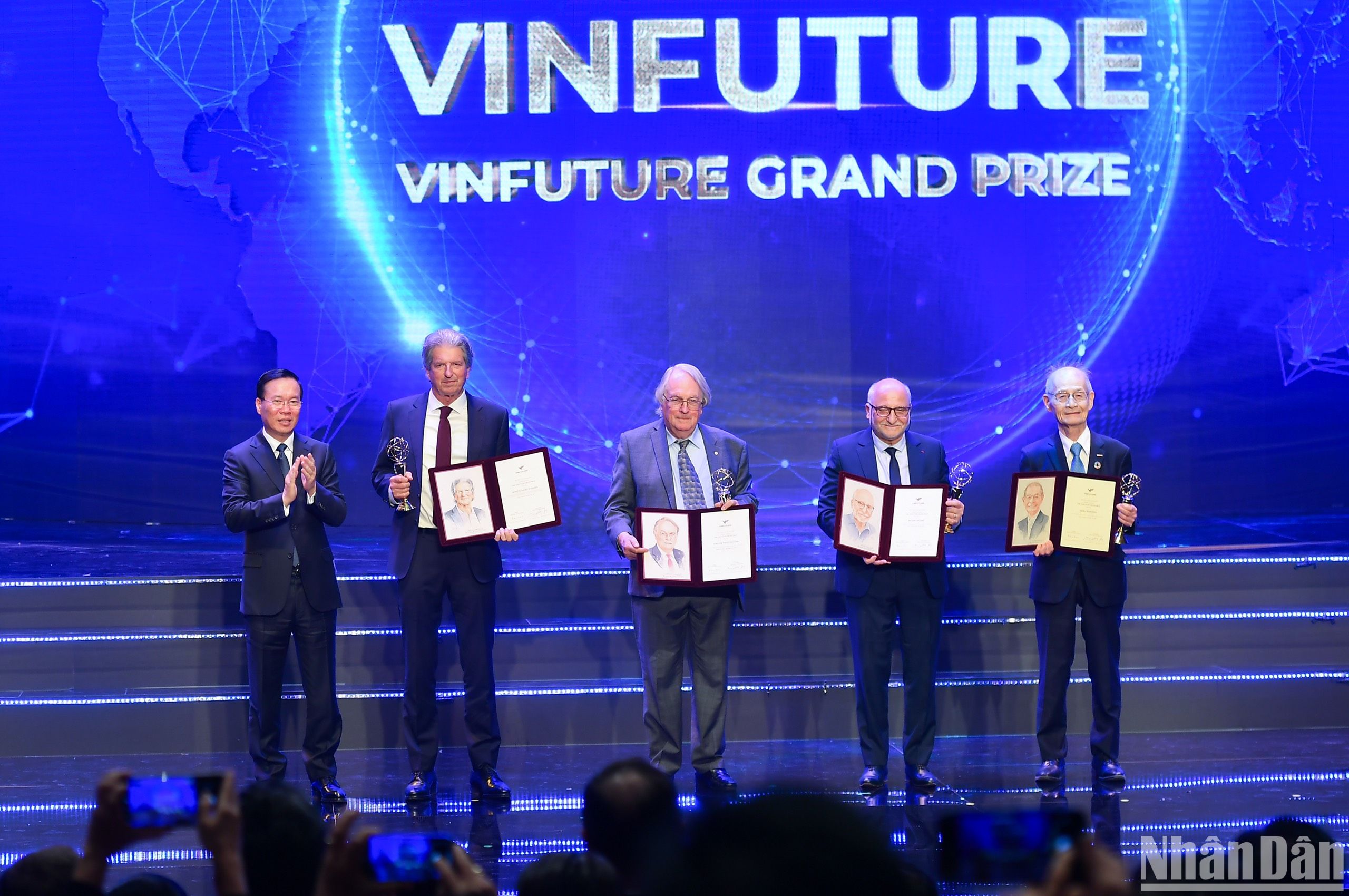 Chủ tịch nước Võ Văn Thưởng trao Giải thưởng Chính VinFuture cho 4 nhà khoa học.