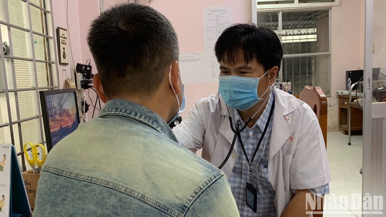 Khám cho đối tượng nguy cơ tại Trung tâm Y tế huyện Tam Nông, tỉnh Đồng Tháp.
