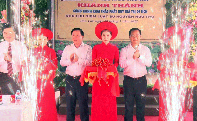 Cắt băng khánh thành công trình khai thác phát huy giá trị di tích Khu lưu niệm Luật sư Nguyễn Hữu Thọ.