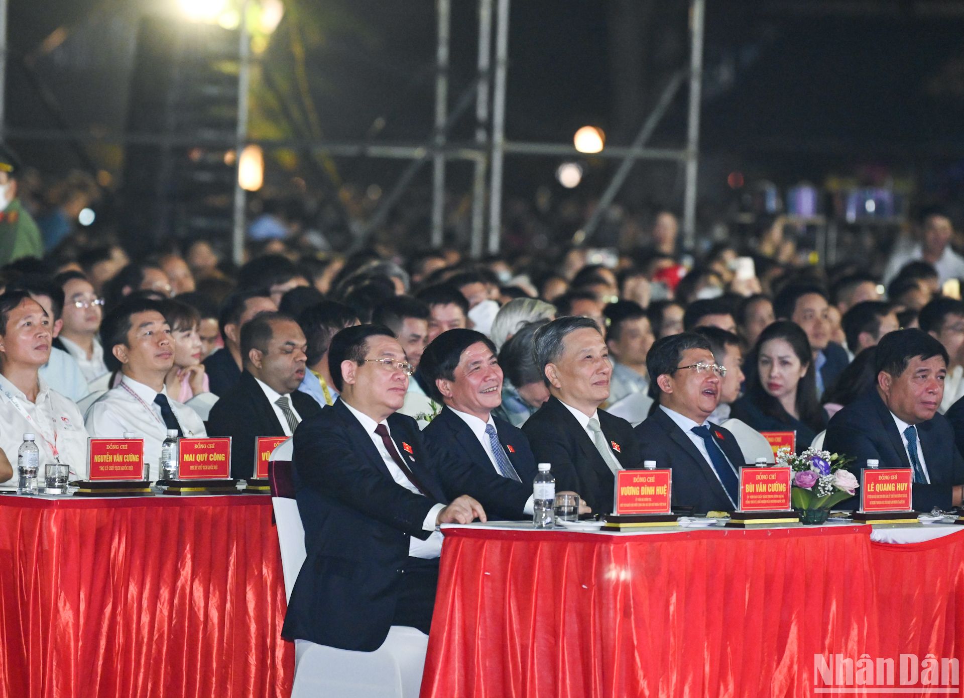 Chủ tịch Quốc hội Vương Đình Huệ cùng các đồng chí lãnh đạo Đảng, Nhà nước và các đại biểu dự chương trình.