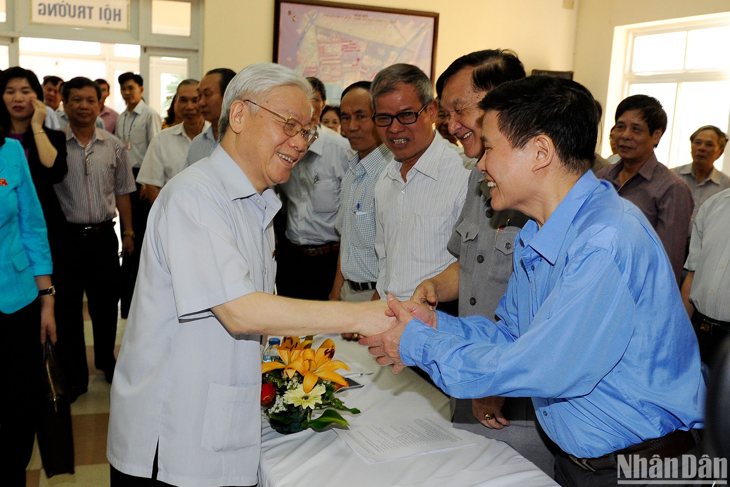 Hình ảnh giản dị, gần gũi khi Tổng Bí thư Nguyễn Phú Trọng tiếp xúc cử tri thành phố Hà Nội.